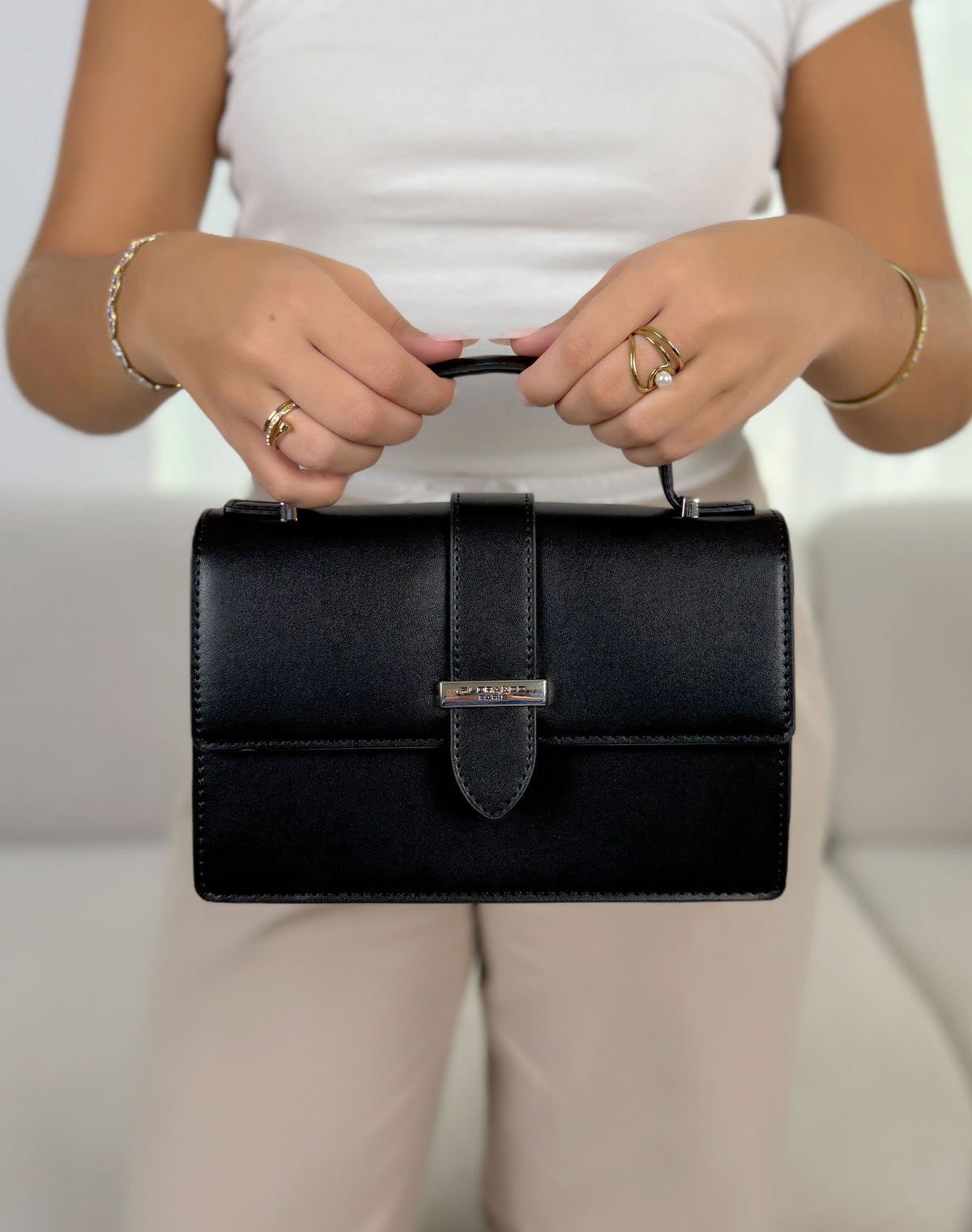 Petit sac à main femme noir élégant avec détails argentés et double bandoulière
