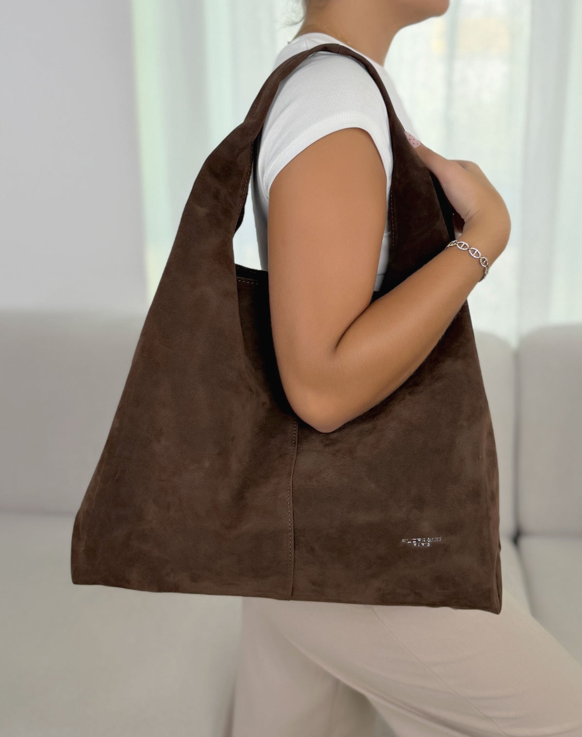 Grand sac cabas femme marron tendance en suédine avec bandoulière