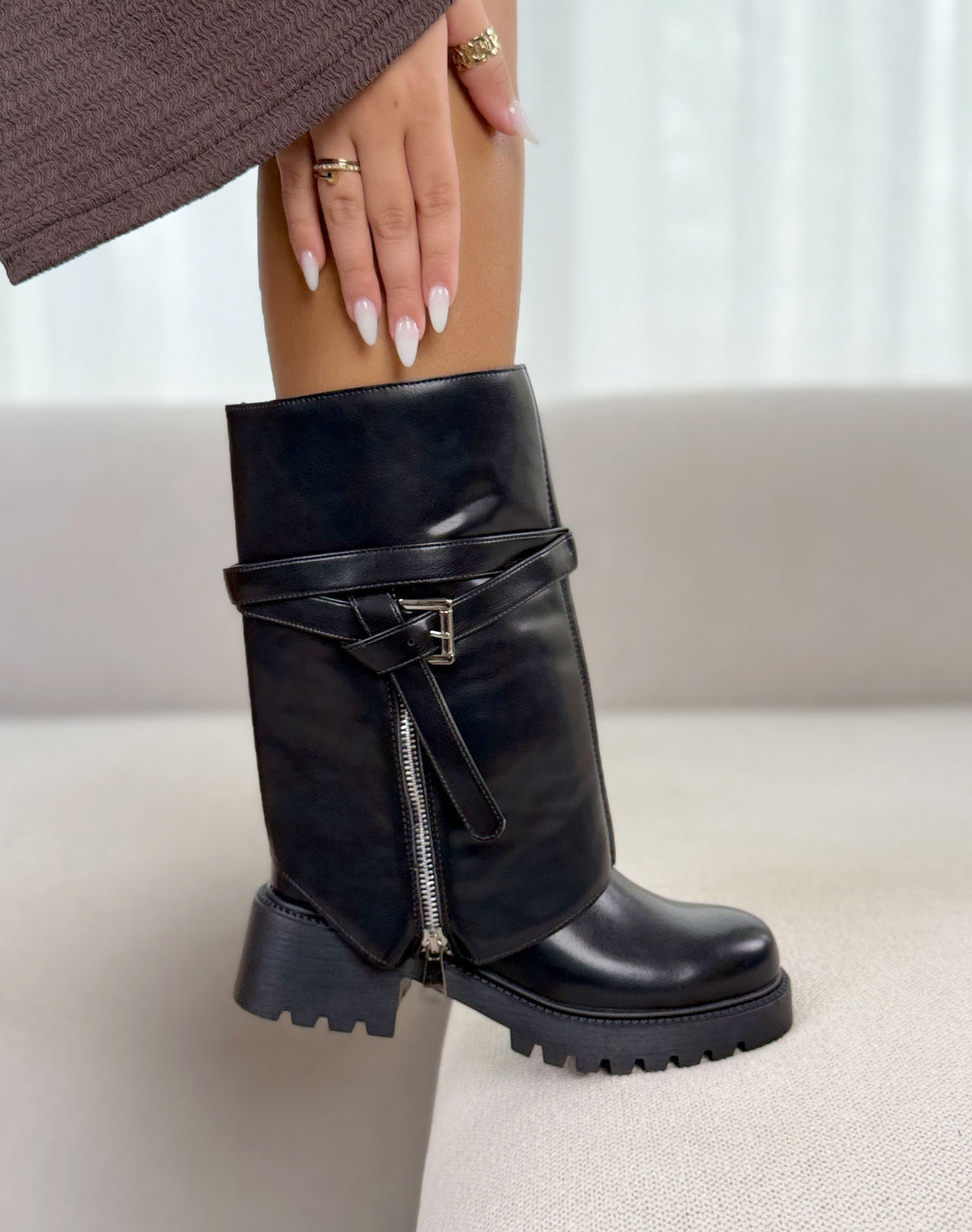 BottInes femme noires tendance à semelle crantée et boucle argentée
