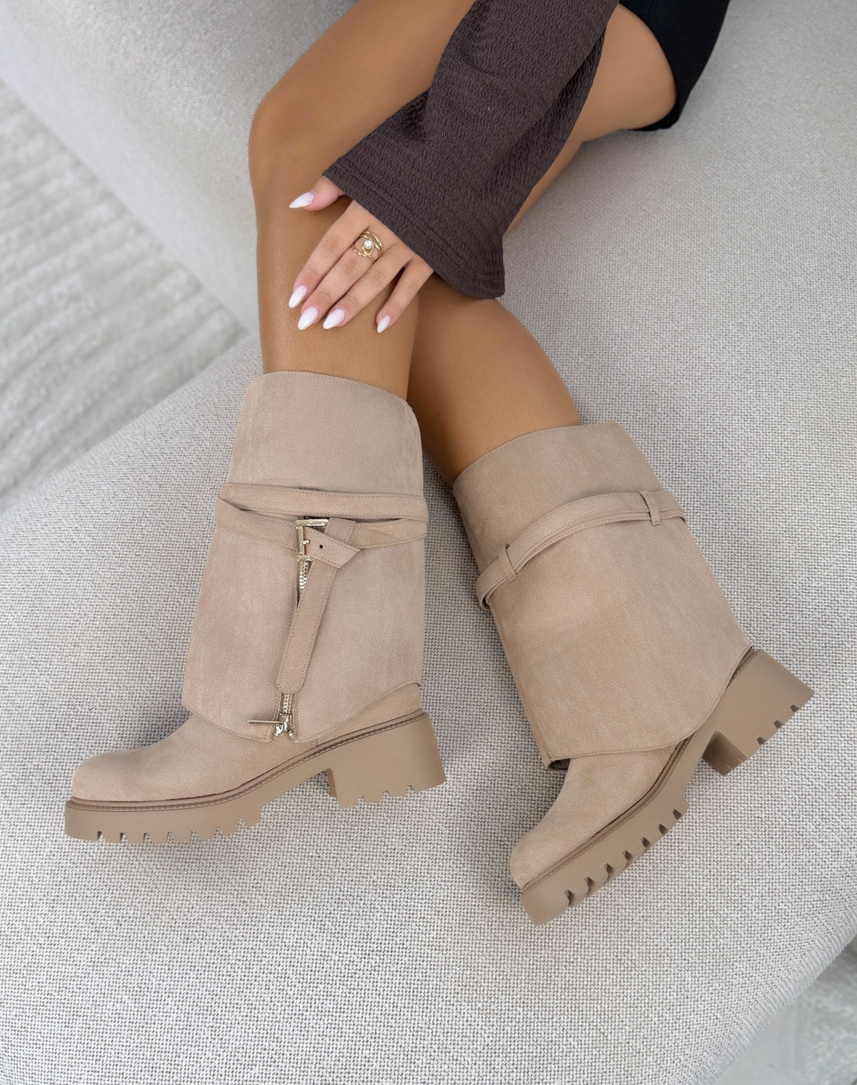 Bottines Chelsea beige fourrées Tige amovible avec lanières et boucle dorée
