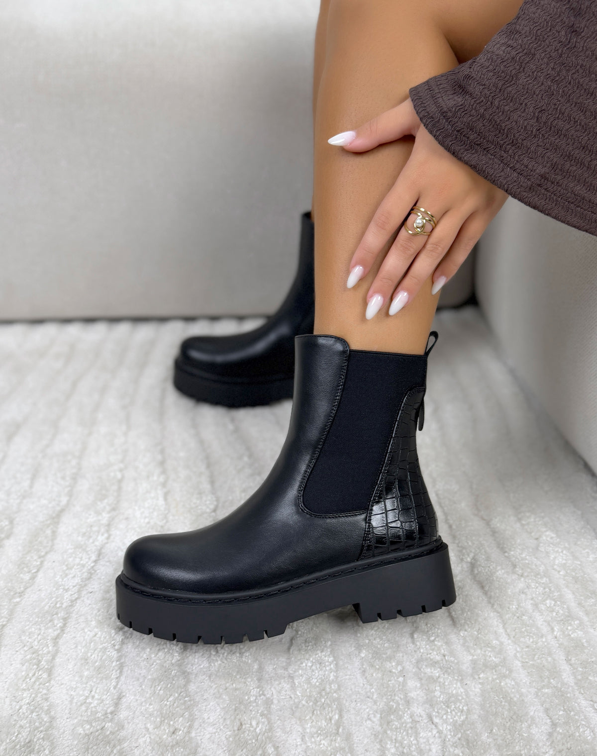 Bottines chelsea noires à effet croco et semelle plateforme