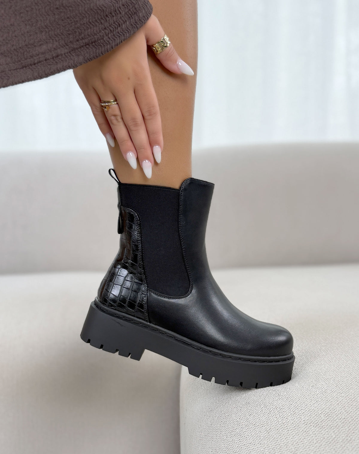 Bottines chelsea noires à effet croco et semelle plateforme