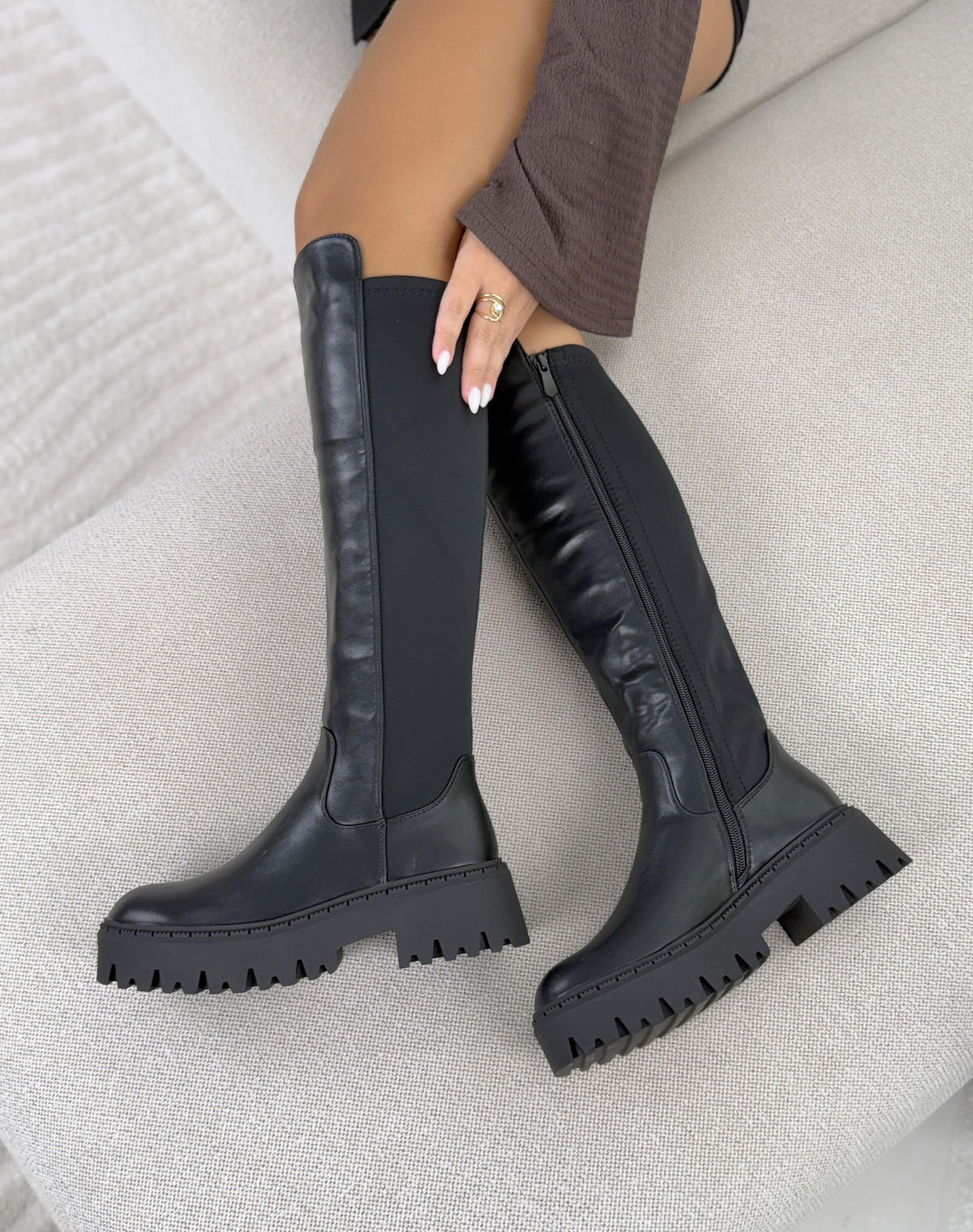 Bottes femme noires tendance à semelle crantée épaisse et tige haute