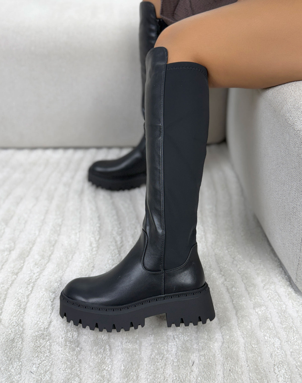 Bottes femme noires tendance à semelle crantée épaisse et tige haute