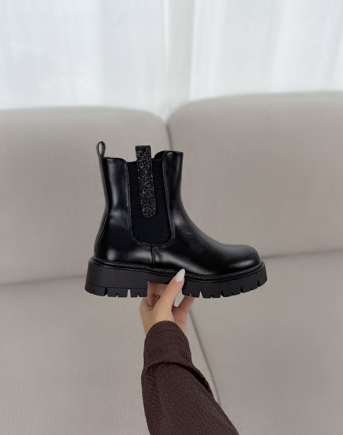 Bottines femme noires tendance à semelle crantée et tirettes pailletées