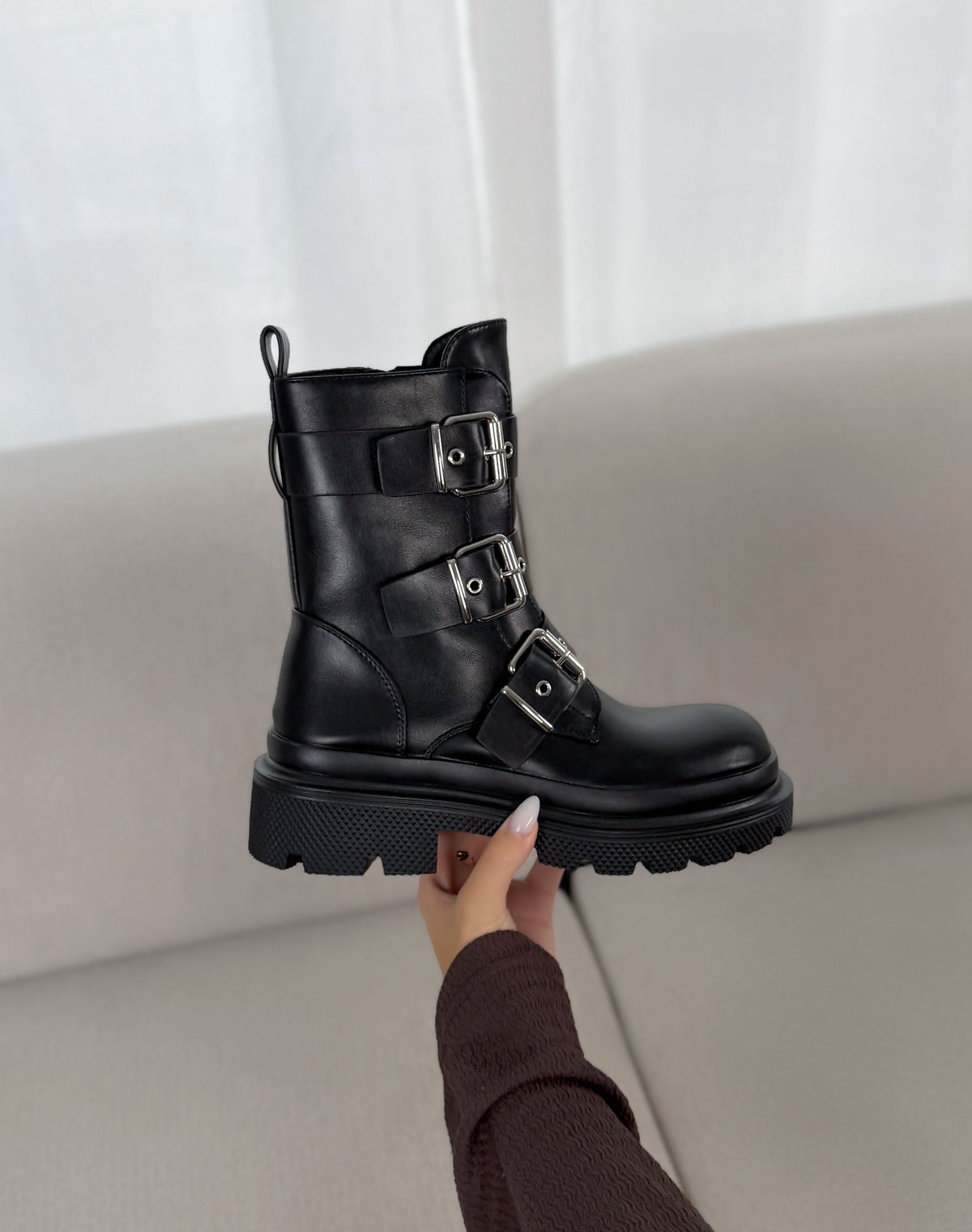 Bottines femme noires tendance à trois boucles argentées et semelle crantée
