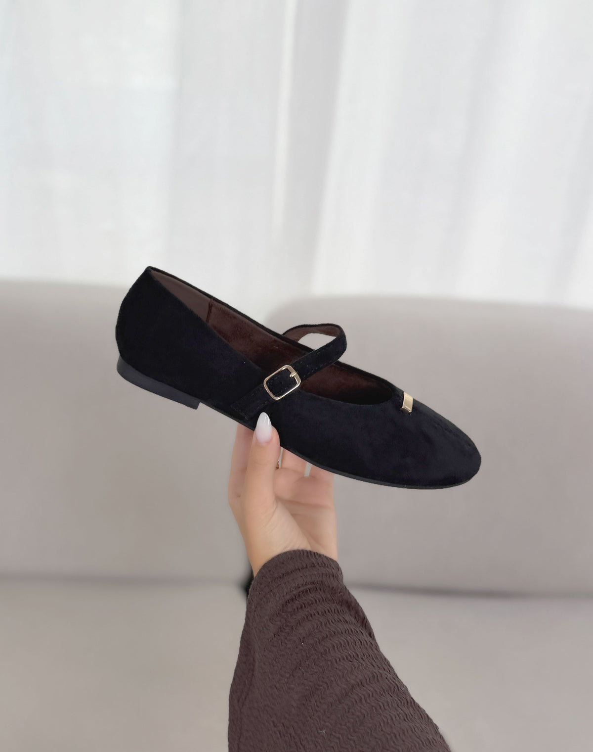 Ballerines femme noires élégantes à bride et boucle dorée