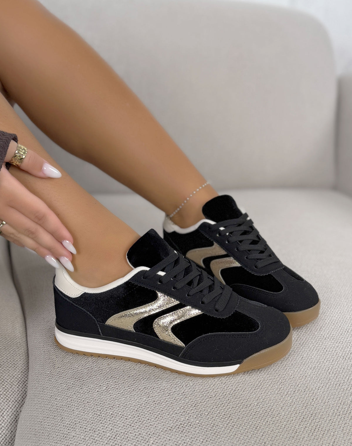 Basket femme noire tendance avec détails dorés et semelle gomme