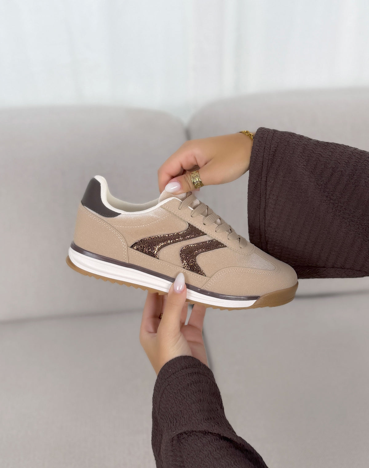 Basket femme beige tendance avec détails pailletés marron et semelle gomme
