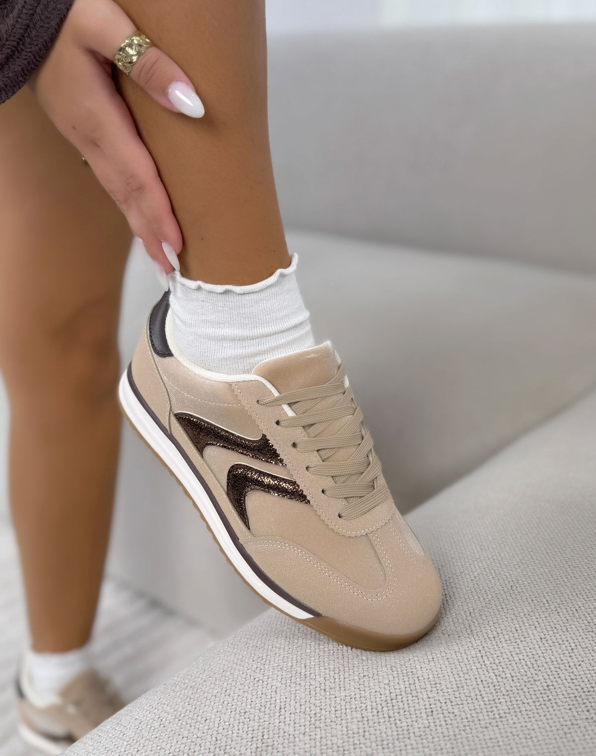 Basket femme beige tendance avec détails pailletés marron et semelle gomme