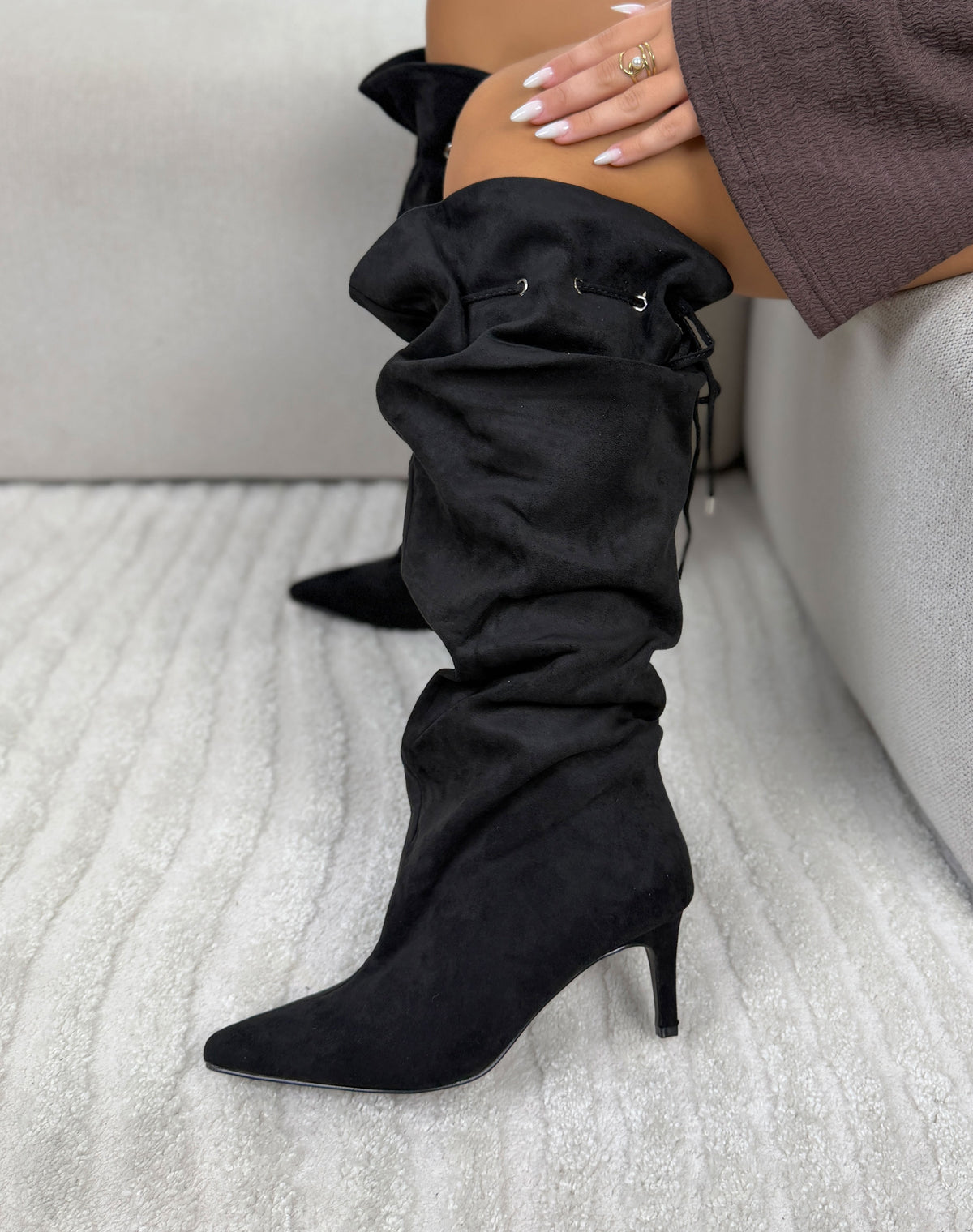 Bottes femme noires tendance en suédine à talon fin et lien de serrage
