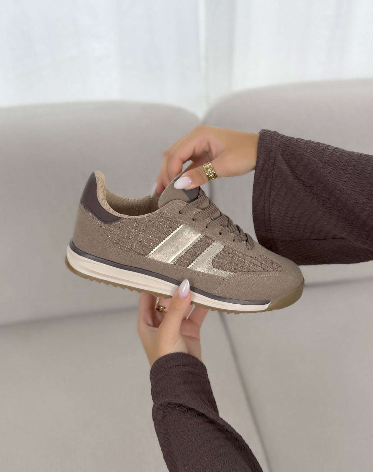 Basket femme taupe tendance avec bandes dorées et détails texturés