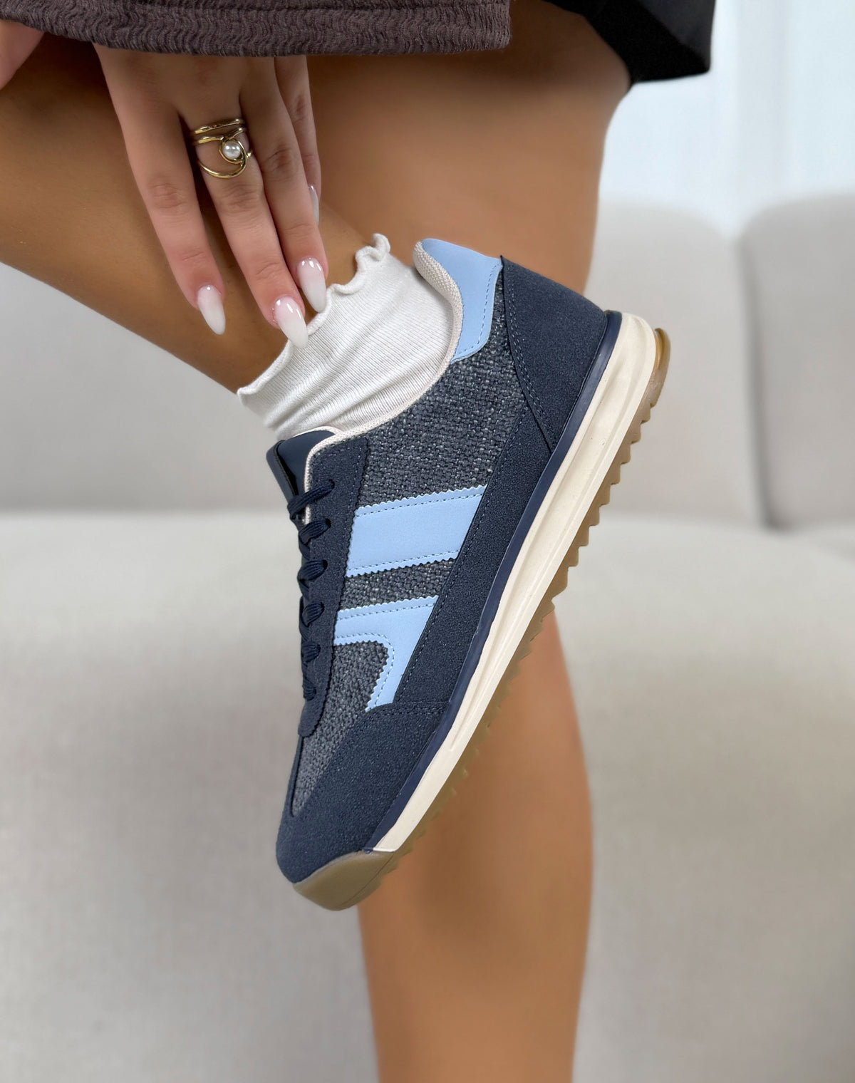 Basket femme bleu marine tendance avec bandes bleu ciel et semelle rétro