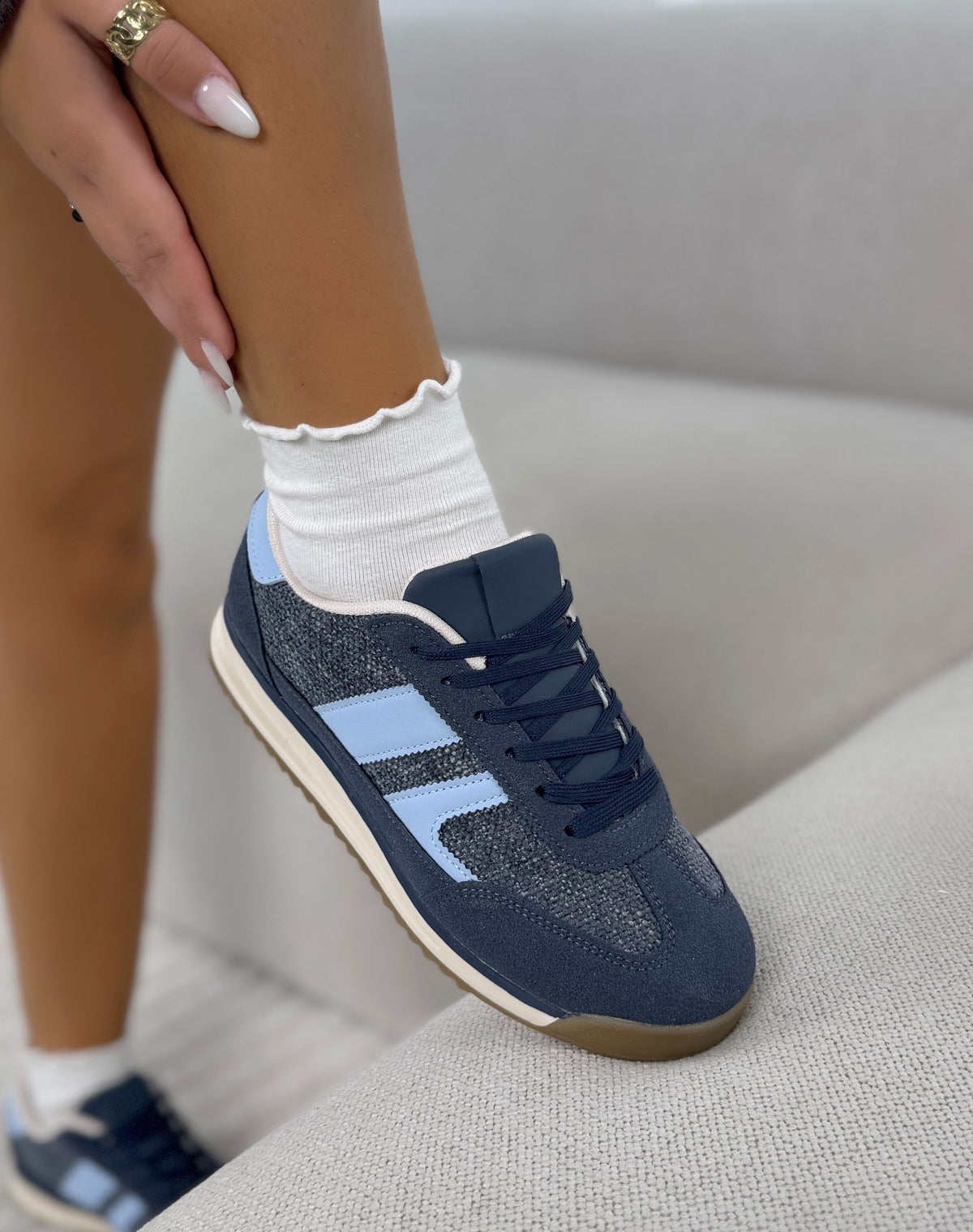 Basket femme bleu marine tendance avec bandes bleu ciel et semelle rétro