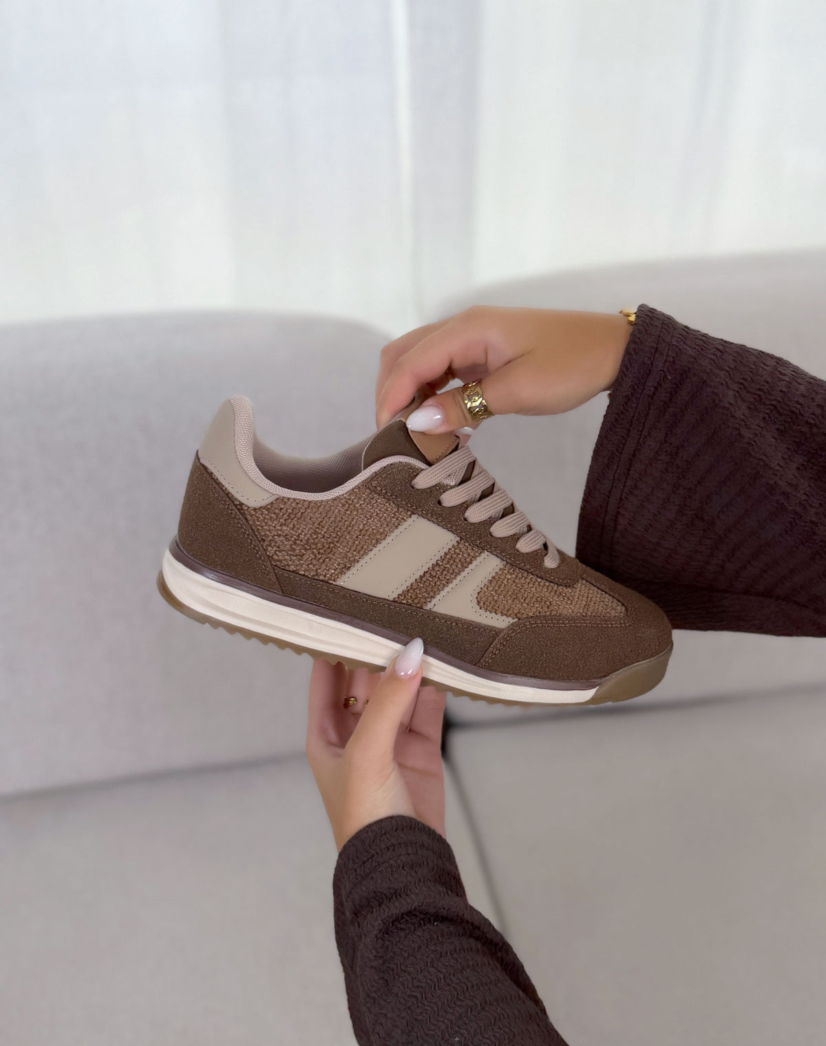 Basket femme marron tendance avec bandes beiges et détails texturés