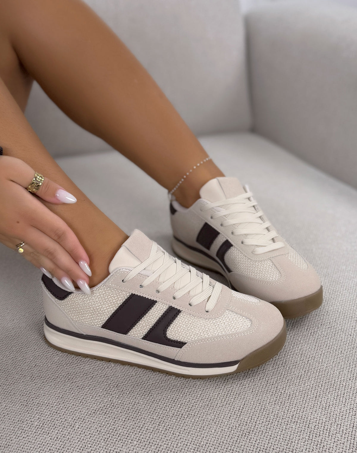 Basket femme beige tendance avec bandes marron chocolat et détails texturés