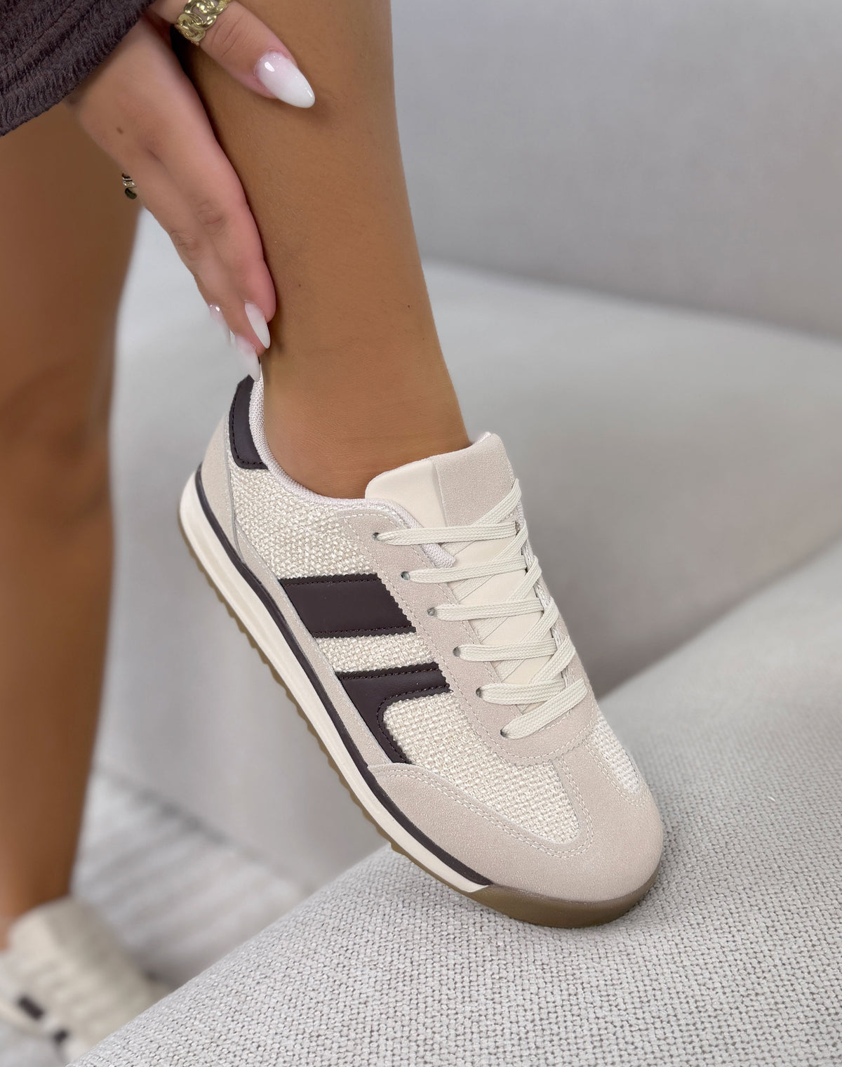 Basket femme beige tendance avec bandes marron chocolat et détails texturés