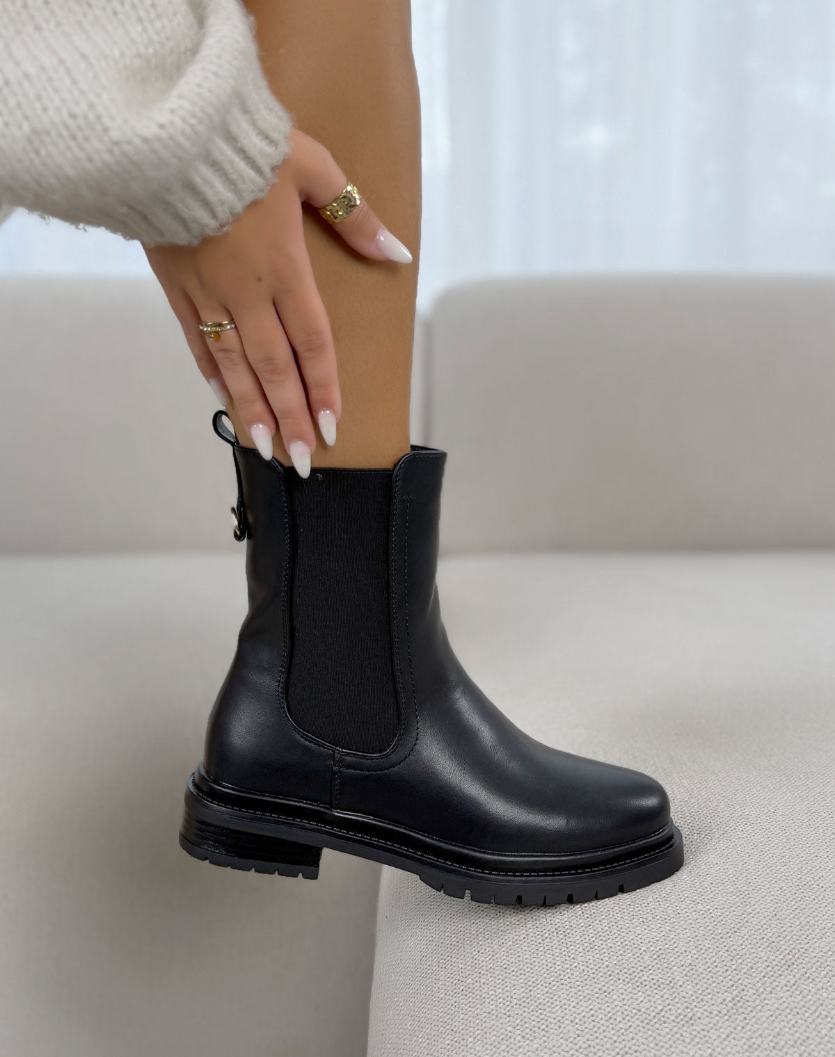 Bottines femme noires tendance à élastiques et semelle crantée