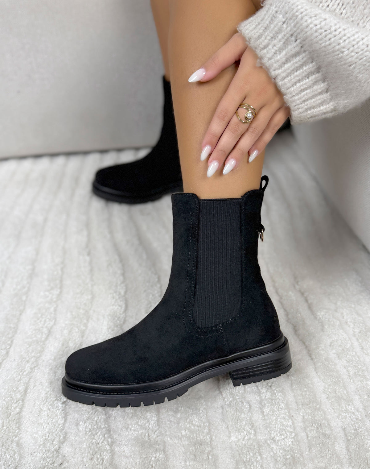 Bottines femme noires tendance en suédine avec élastiques et semelle crantée
