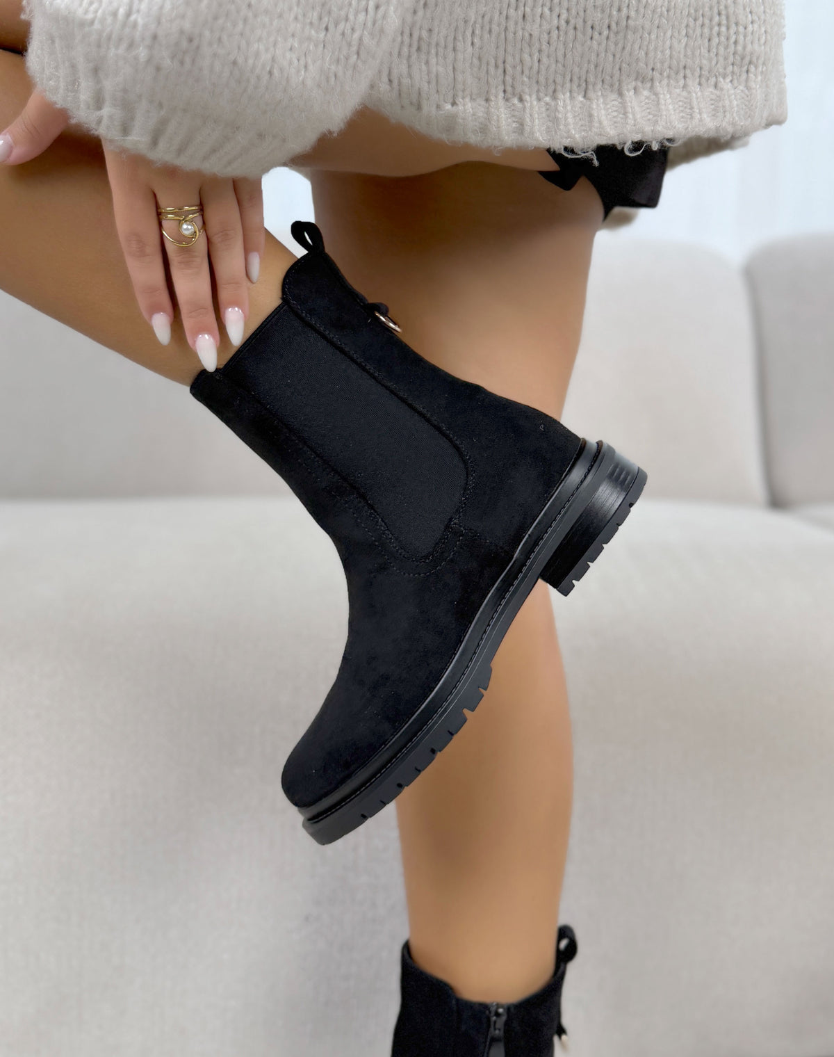 Bottines femme noires tendance en suédine avec élastiques et semelle crantée