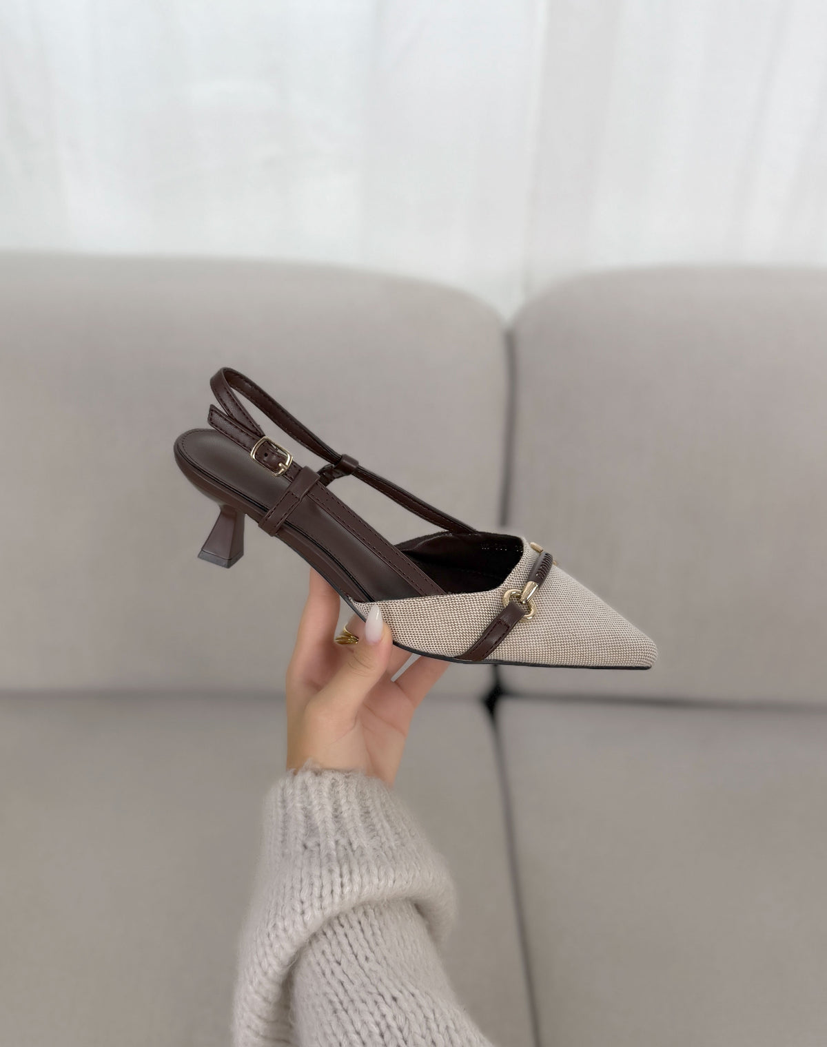 Escarpins femme beiges élégants à talon kitten heel et bride marron