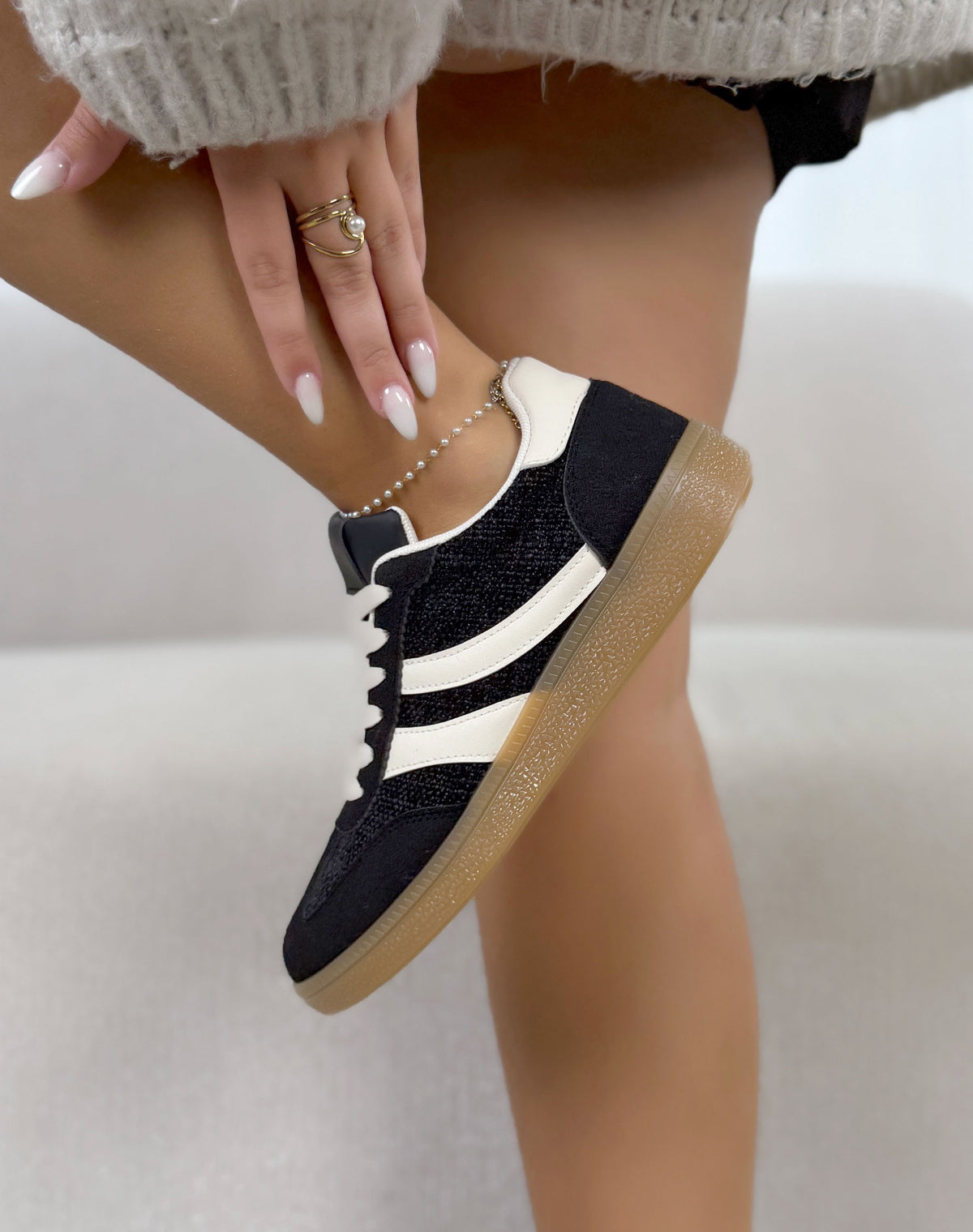 Basket femme noire tendance à lacets blancs et semelle gomme