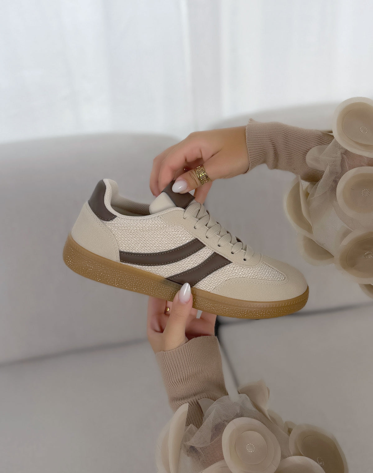 Basket femme beige tendance à bandes marron et semelle gomme