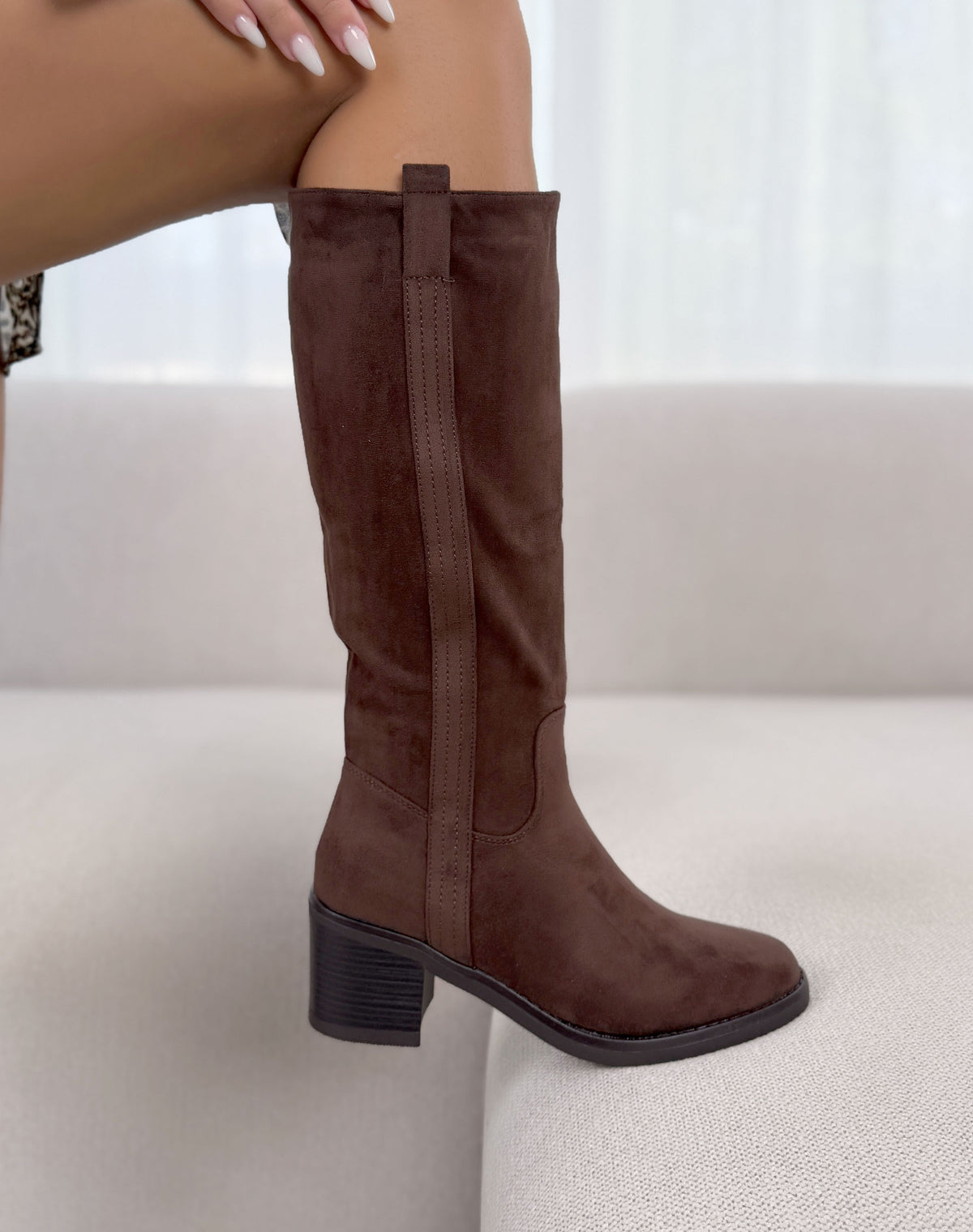 Botte femme marron élégante à talon carré et finition effet daim