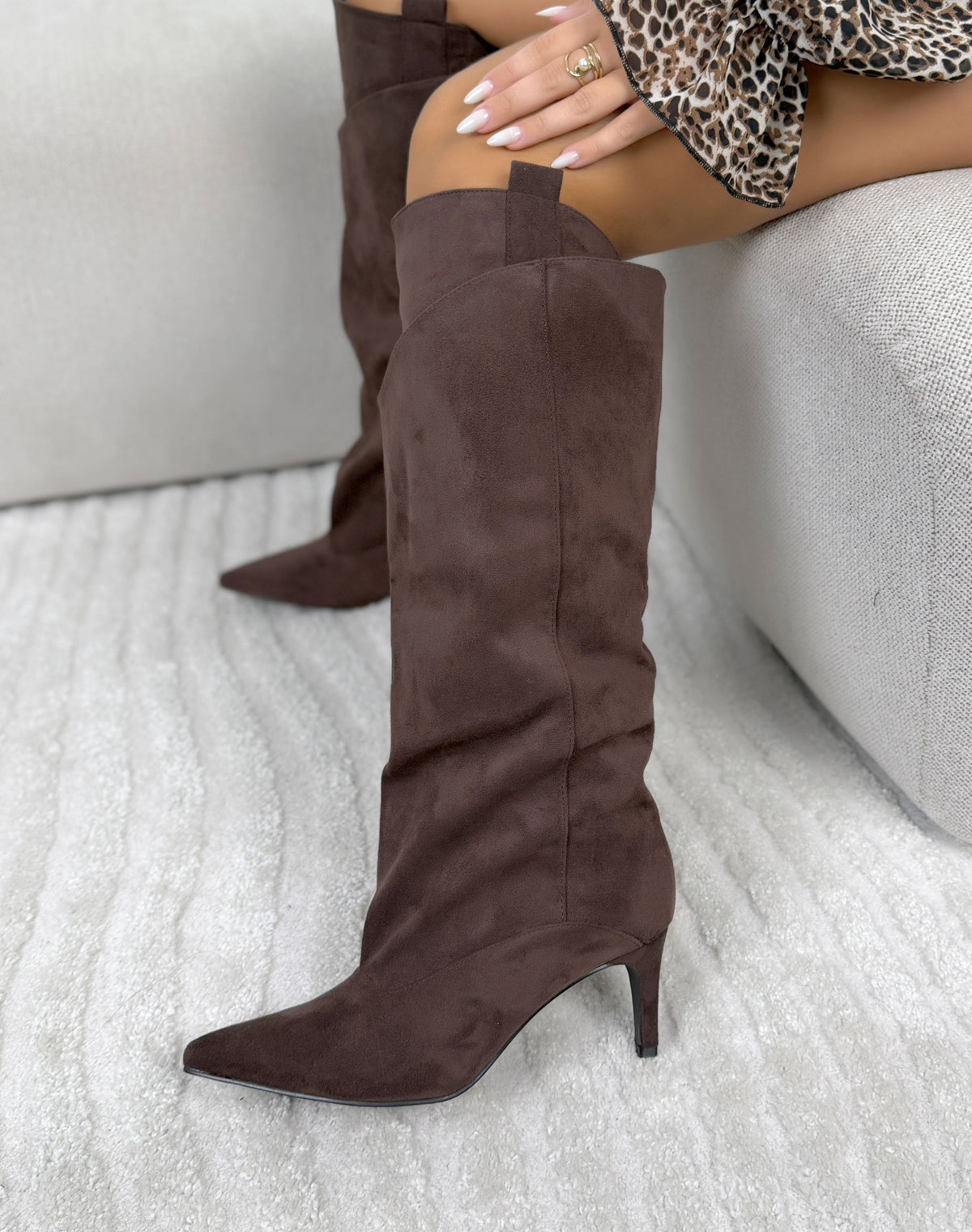 Bottes femme marron chocolat élégantes à talon fin et effet plissé