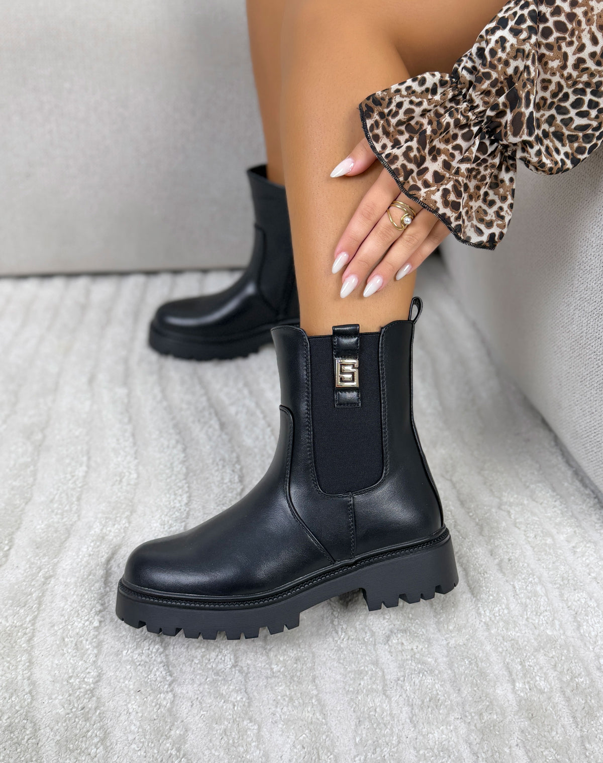 Bottines femme noires tendance à semelle crantée et détail doré