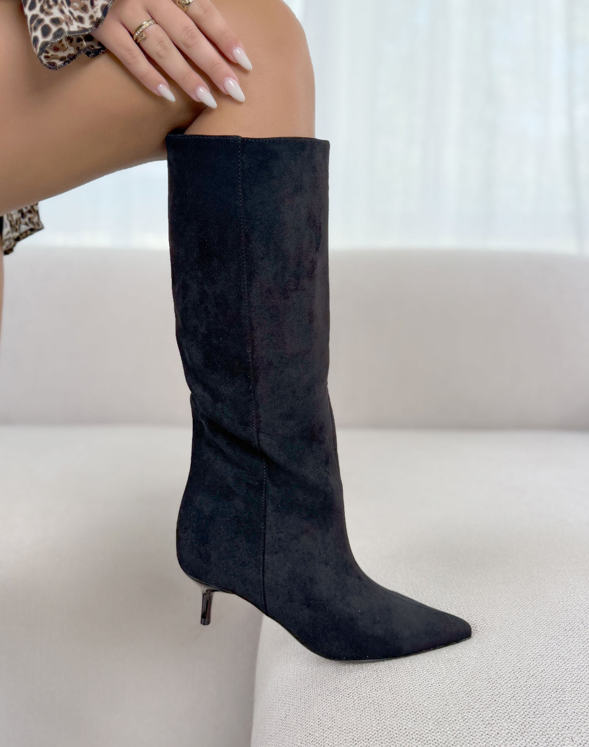 Bottes femme noires élégantes en suédine à petit talon aiguille