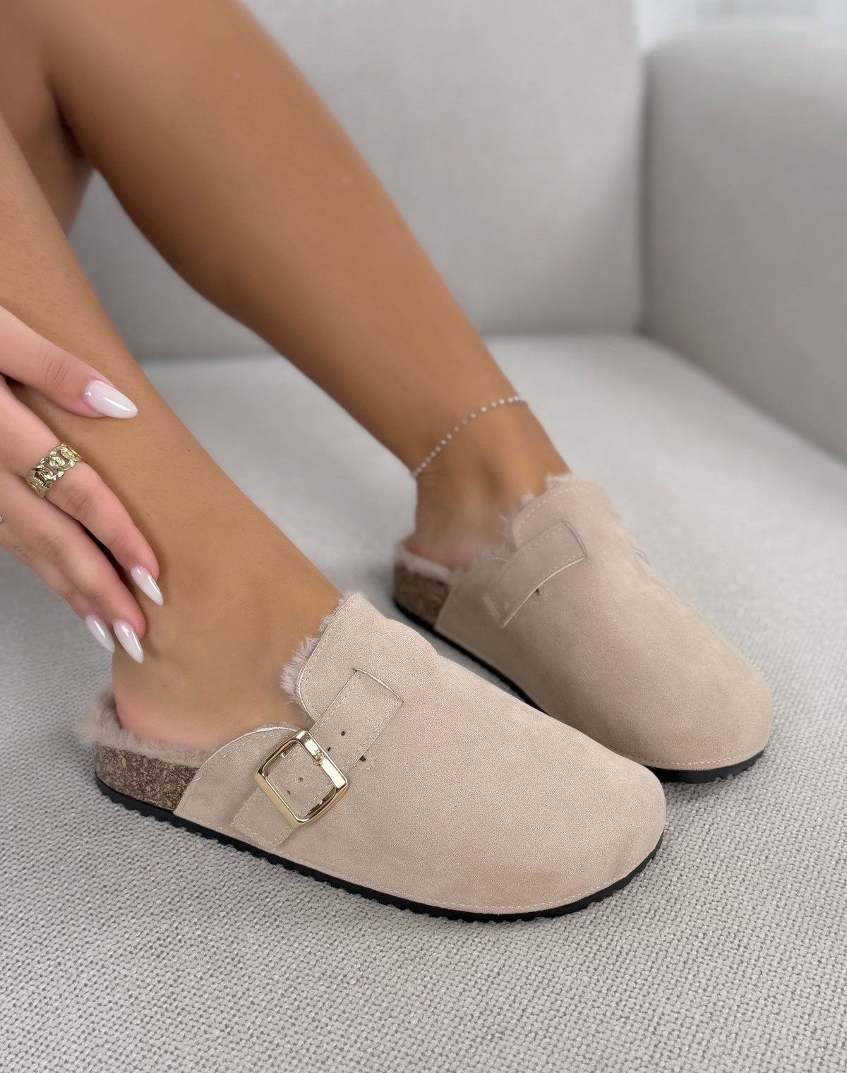 Mules femme beige tendance fourrées à boucle dorée