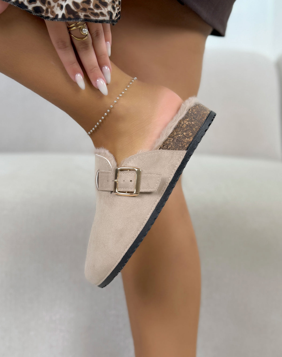 Mules femme beige tendance fourrées à boucle dorée
