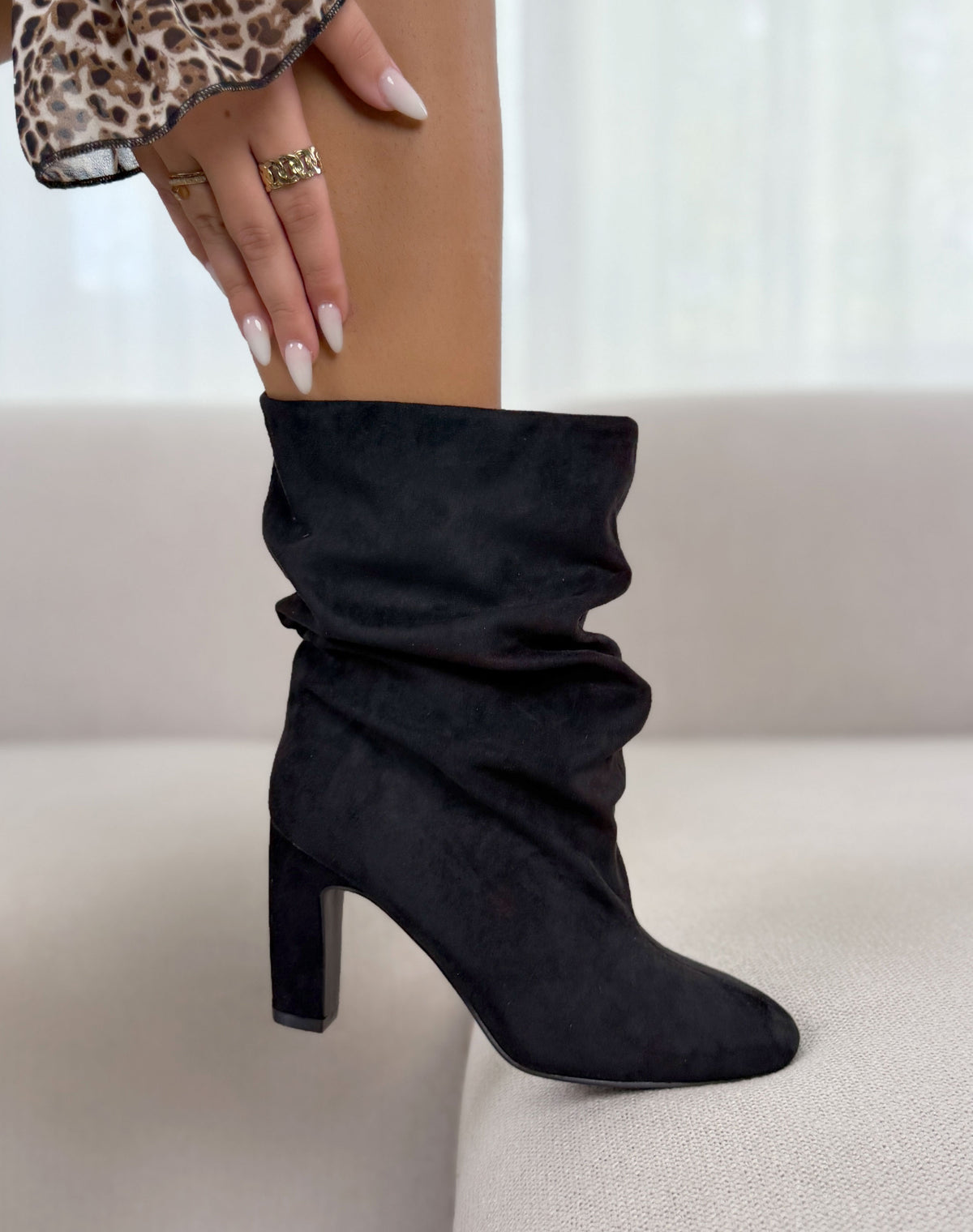 Bottines femme noires élégantes en suédine à talon et effet plissé