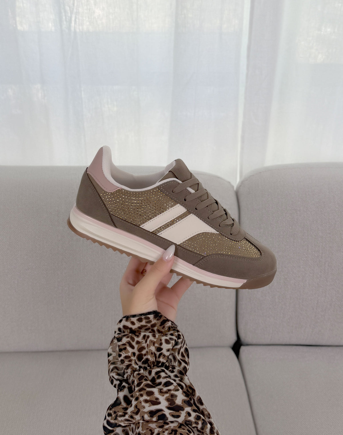 Basket femme taupe tendance à strass dorés et détails roses