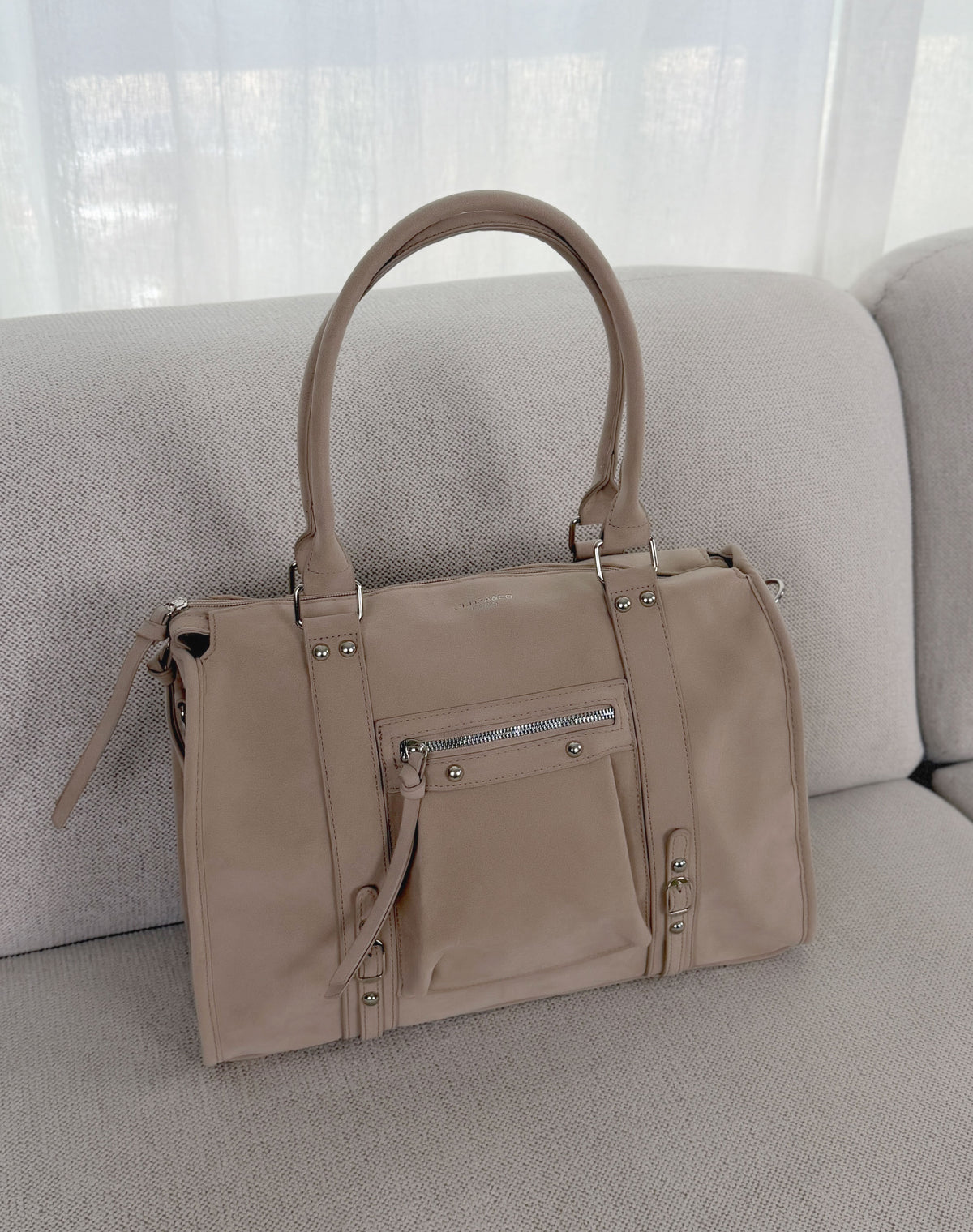Grand sac femme beige tendance en suédine avec boucles et clous argentés