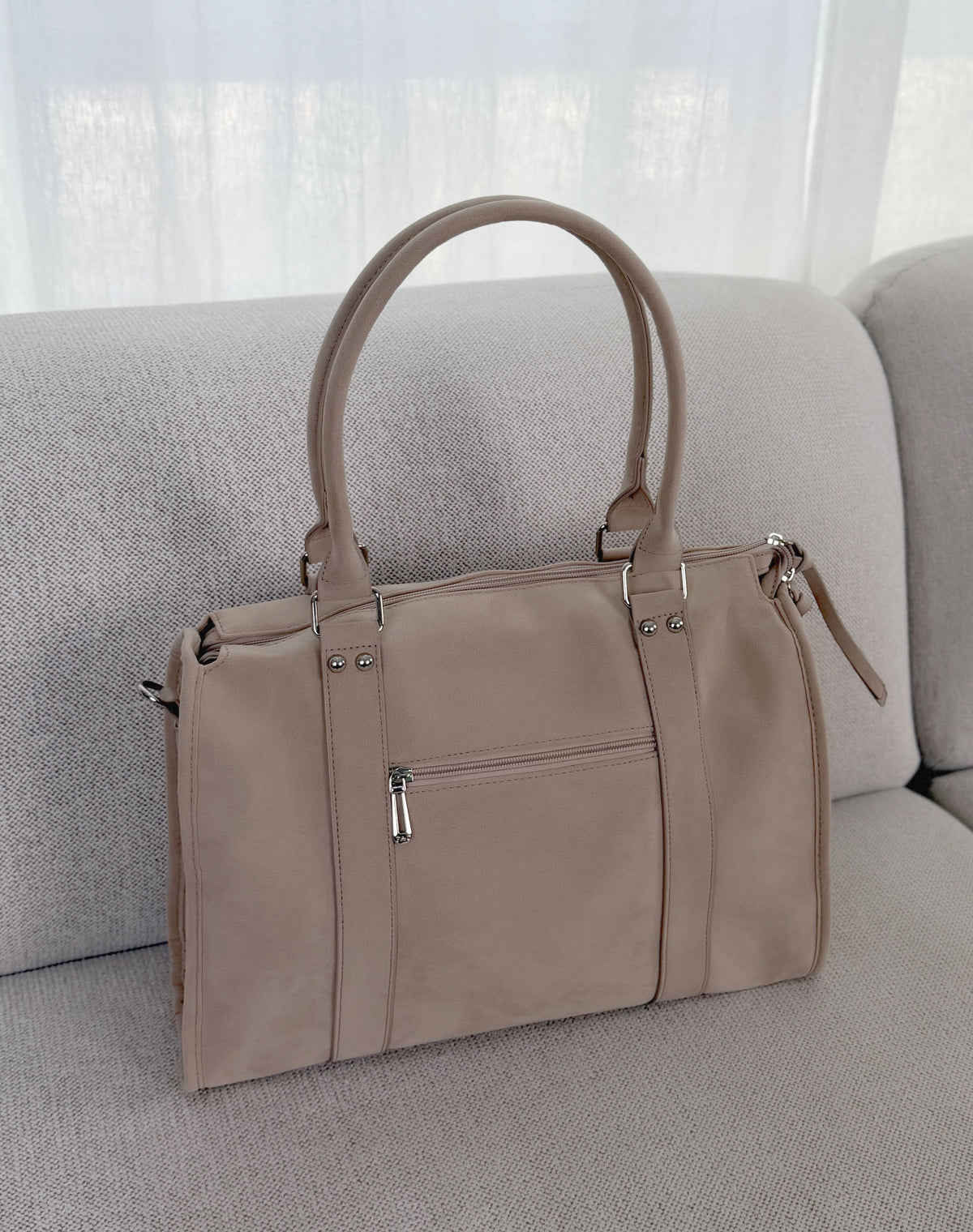 Grand sac femme beige tendance en suédine avec boucles et clous argentés