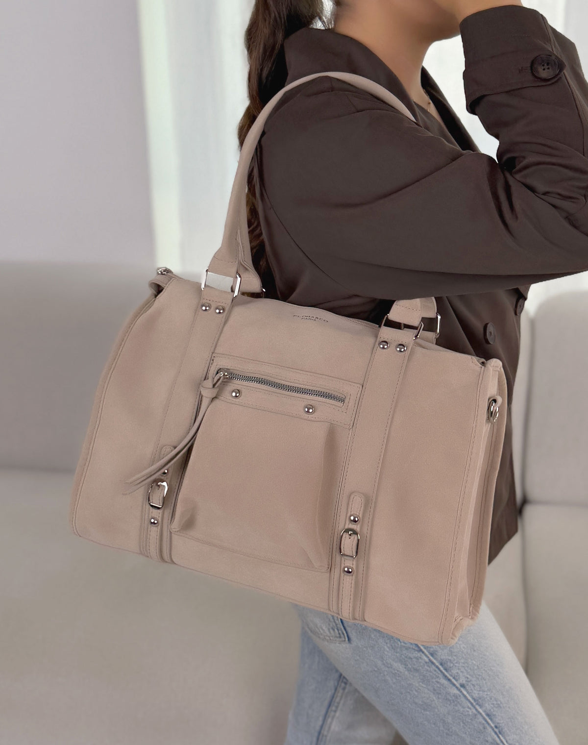 Grand sac femme beige tendance en suédine avec boucles et clous argentés
