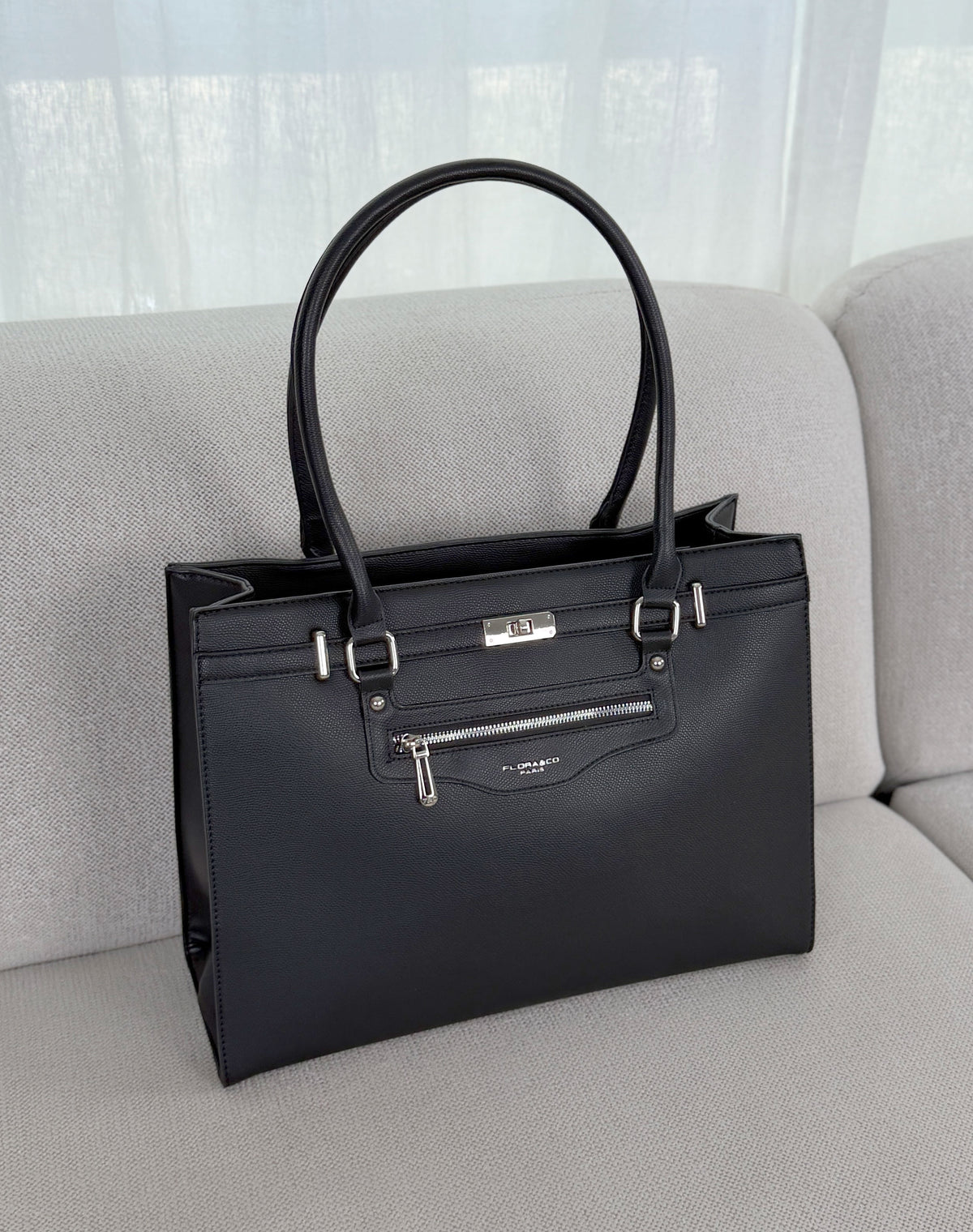 Grand sac femme noir élégant effet grainé avec boucles argentées