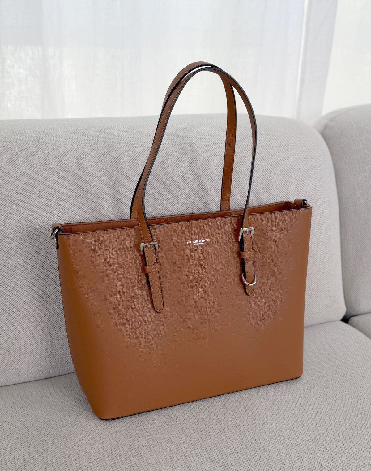 Grand sac femme camel élégant avec boucles argentées et grand compartiment
