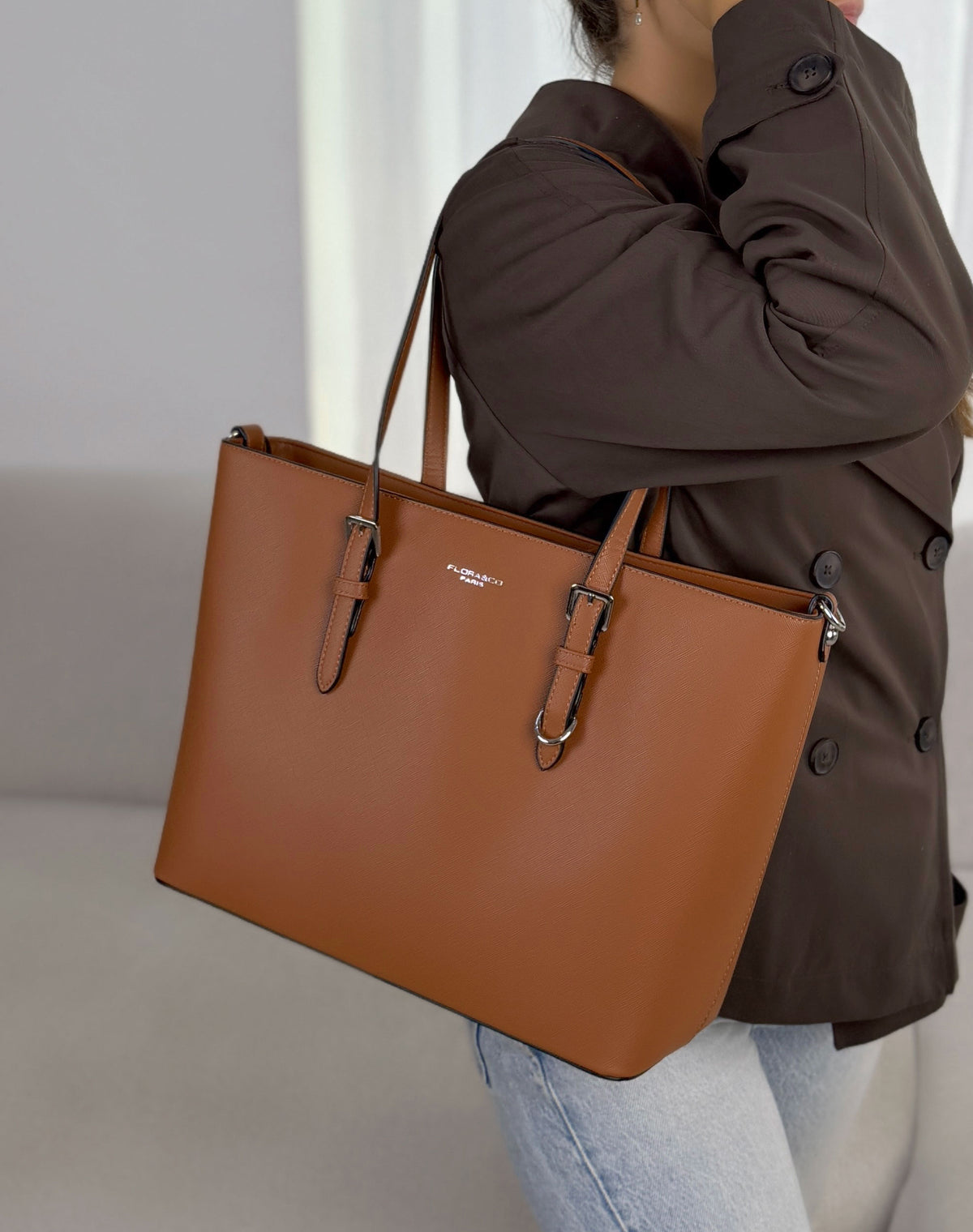 Grand sac femme camel élégant avec boucles argentées et grand compartiment