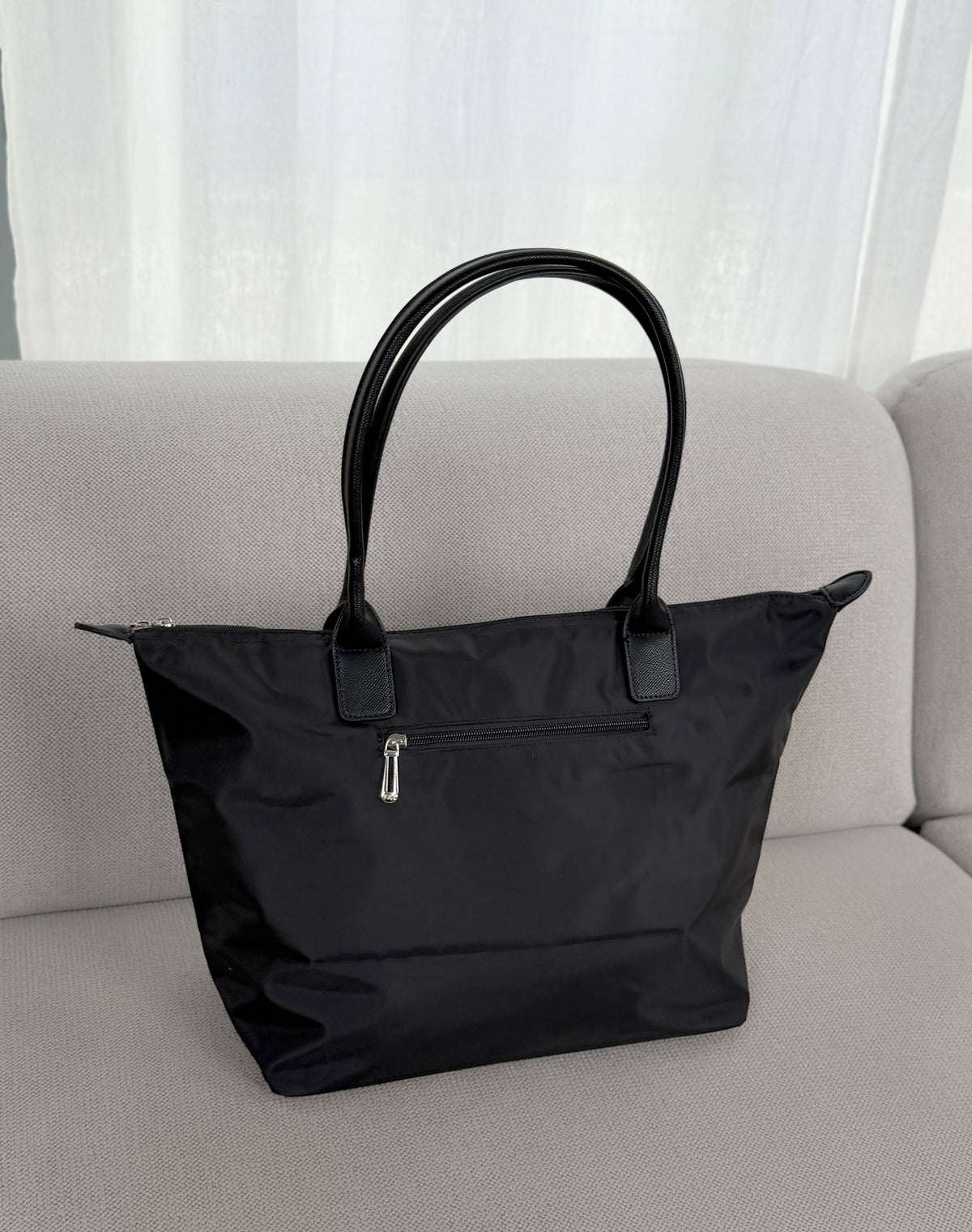 Grand sac cabas femme noir tendance effet nylon avec fermeture zippée