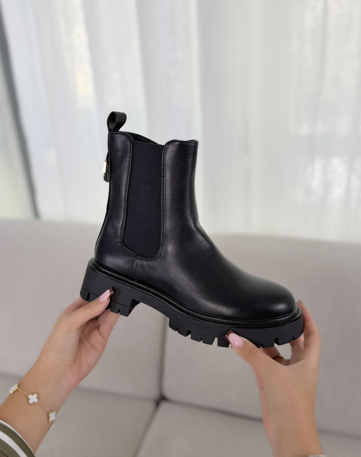 Bottines femme noires tendance à semelle crantée et détail doré