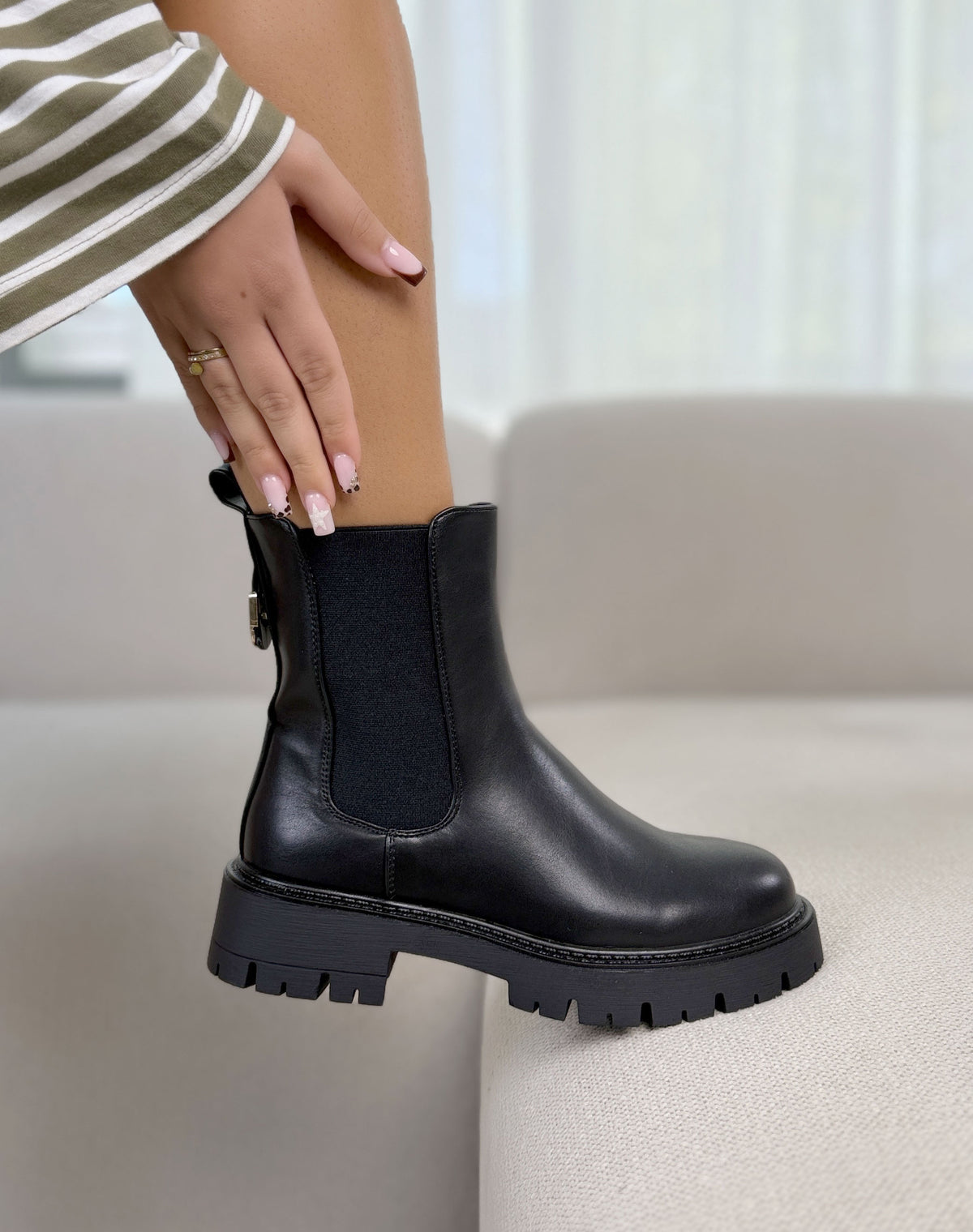 Bottines femme noires tendance à semelle crantée et détail doré