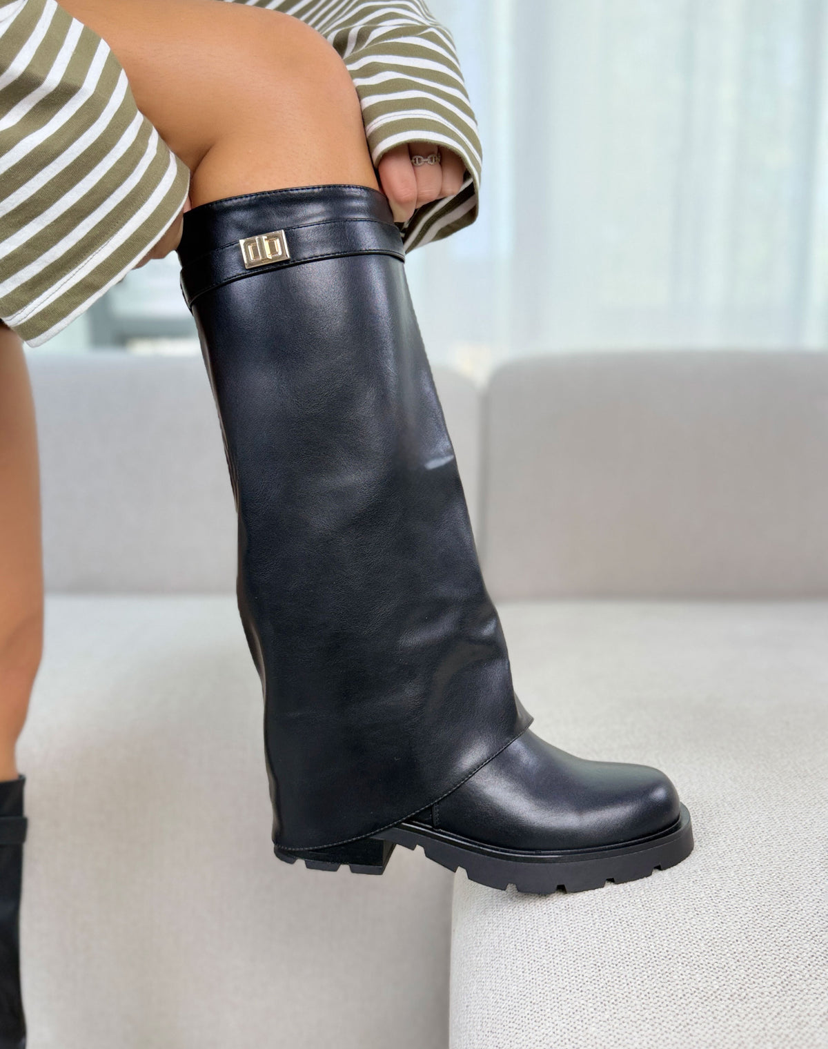 Bottes femme noires tendance à rabat et semelle crantée