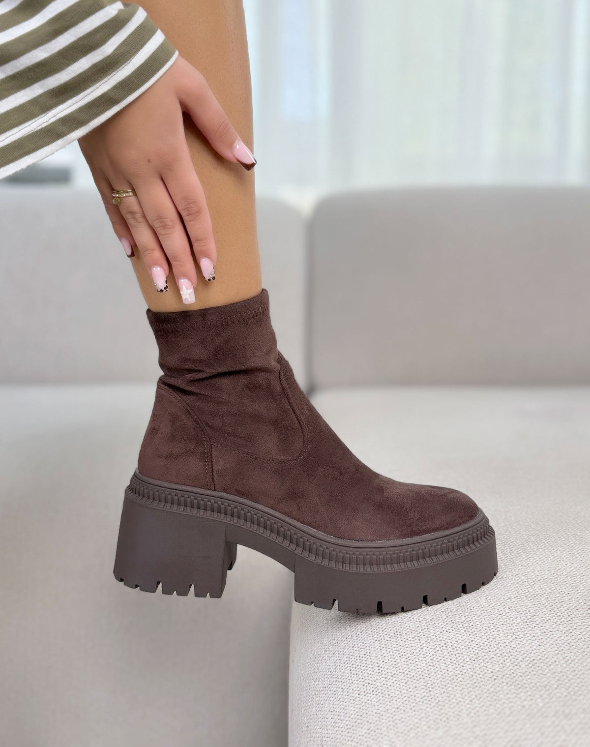 Bottines femme marron tendance effet suédine à semelle épaisse crantée
