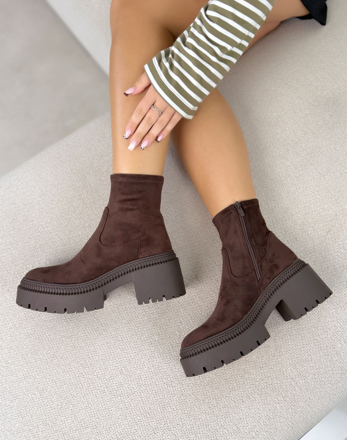 Bottines femme marron tendance effet suédine à semelle épaisse crantée