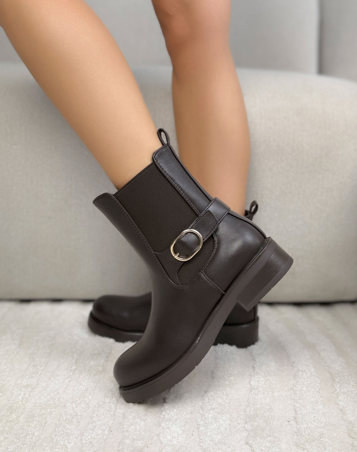 Bottines femme marron chocolat tendance avec boucle dorée et talon carré