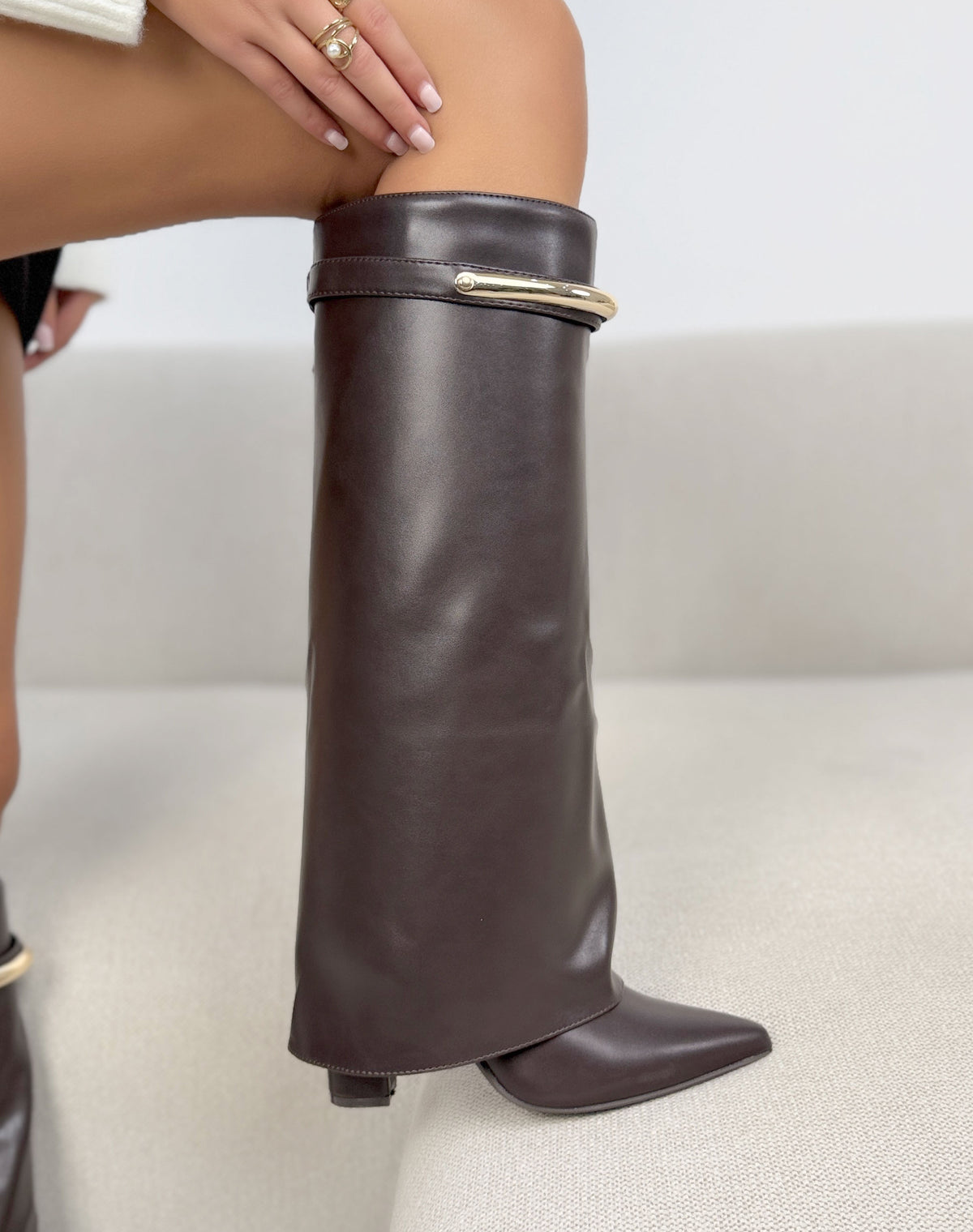 Bottes hautes à revers marron femme effet cuir, bout pointu et barrette dorée