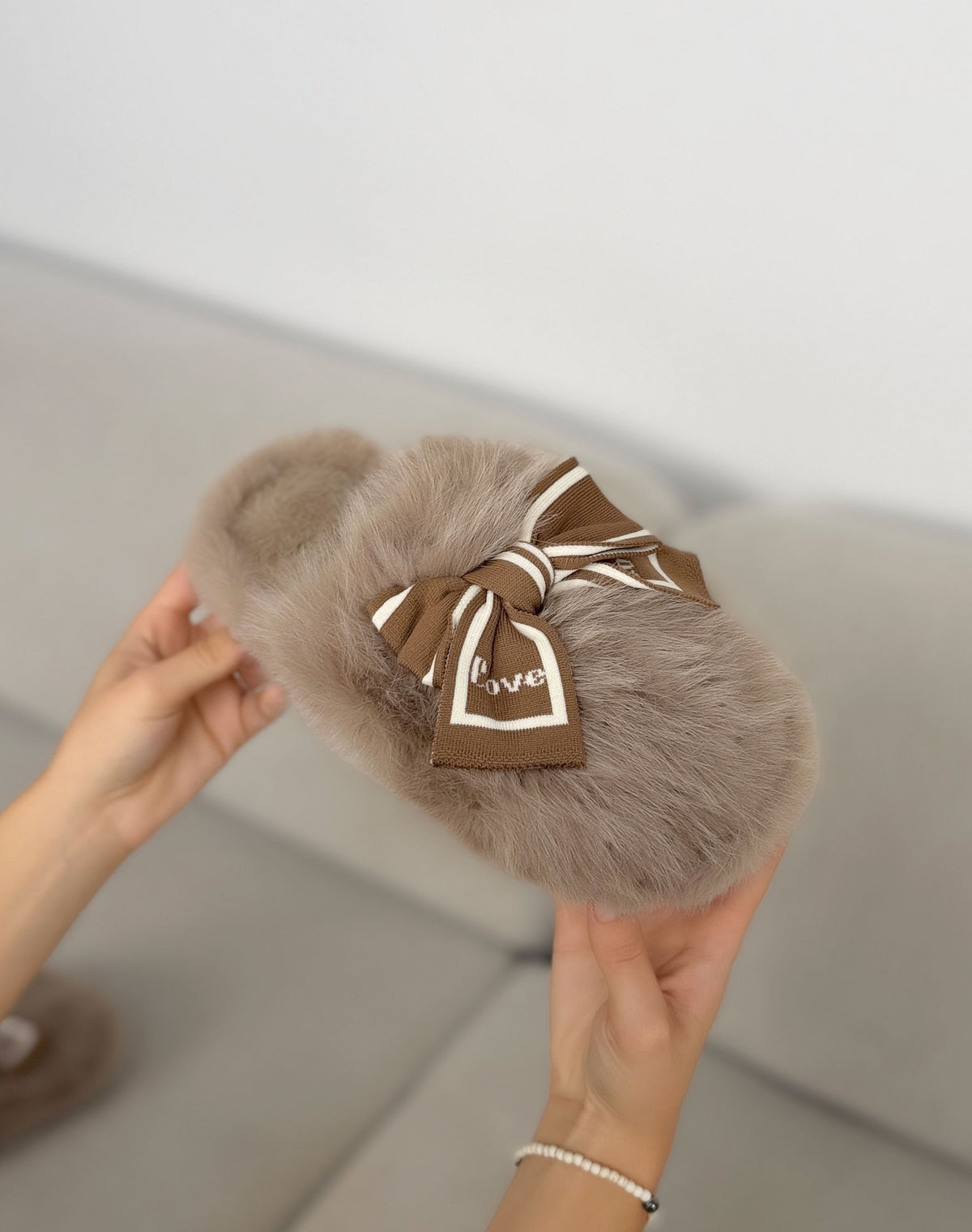 Chaussons femme taupe tendance en fausse fourrure avec nœud